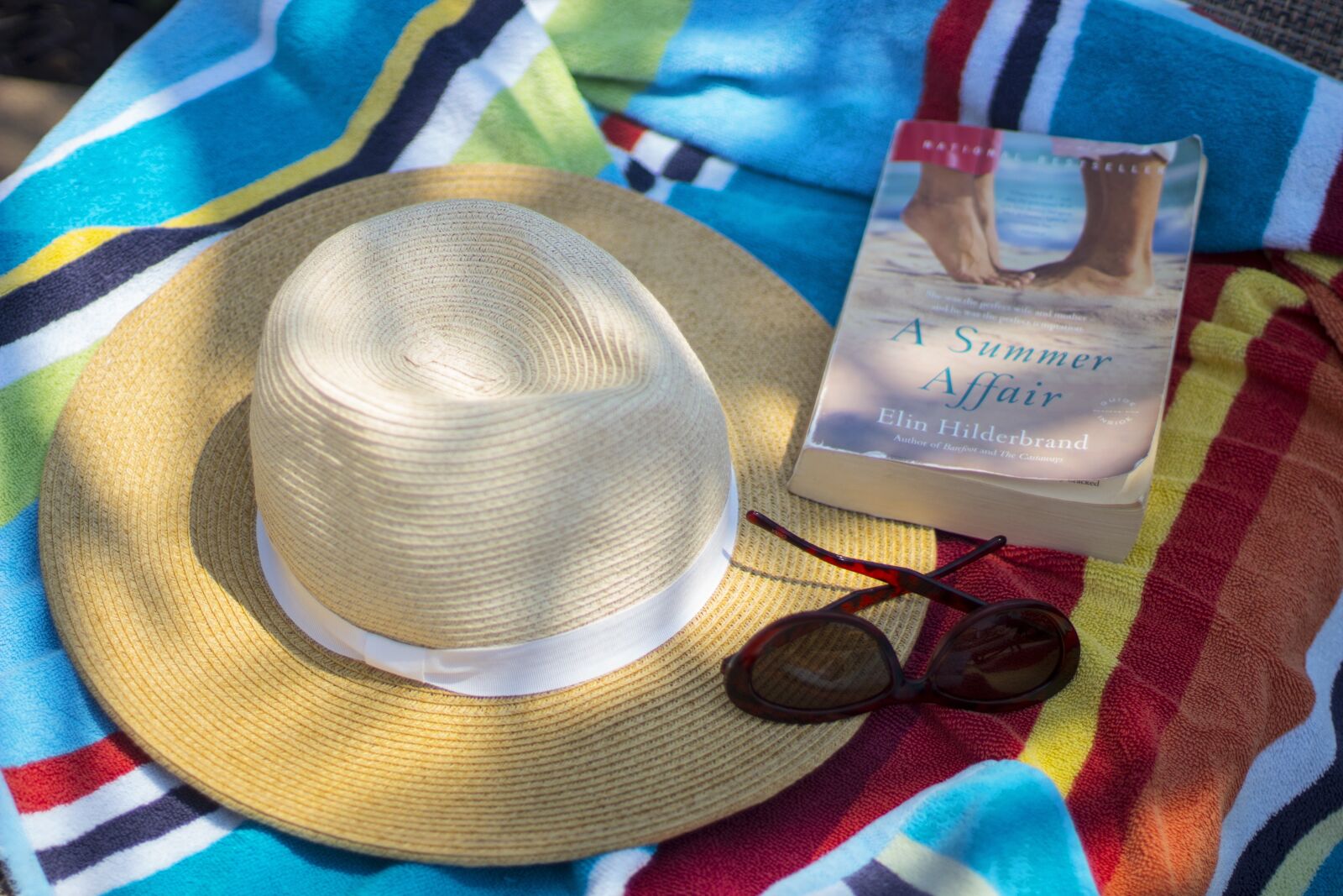 Canon EOS 1300D (EOS Rebel T6 / EOS Kiss X80) sample photo. Beach, vacation, book photography