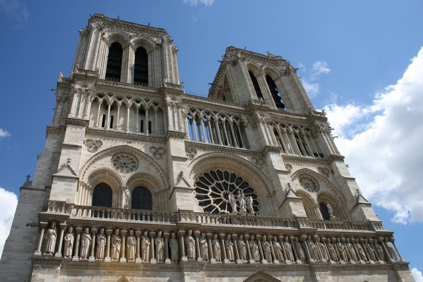 Canon EOS 400D (EOS Digital Rebel XTi / EOS Kiss Digital X) sample photo. Notre dame of paris photography