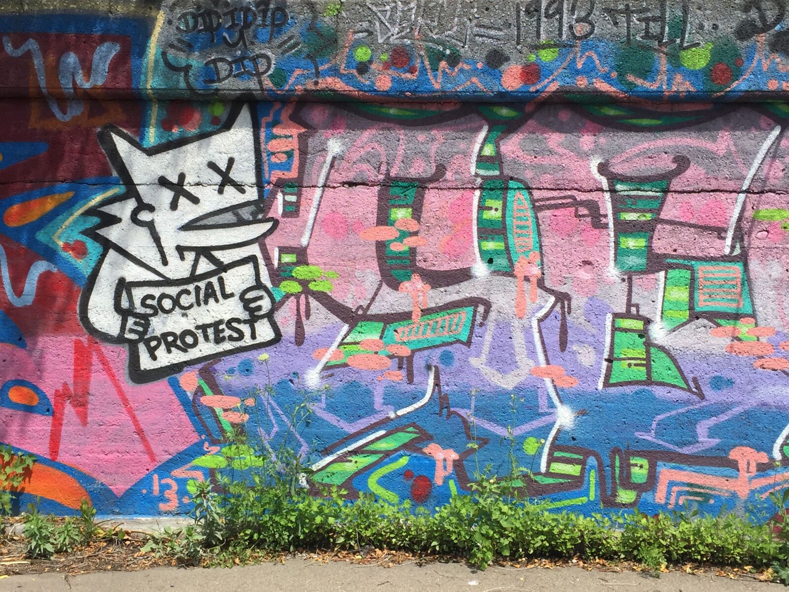 iPhone 6 Plus back camera 4.15mm f/2.2 sample photo. Graffiti, art, taggers photography