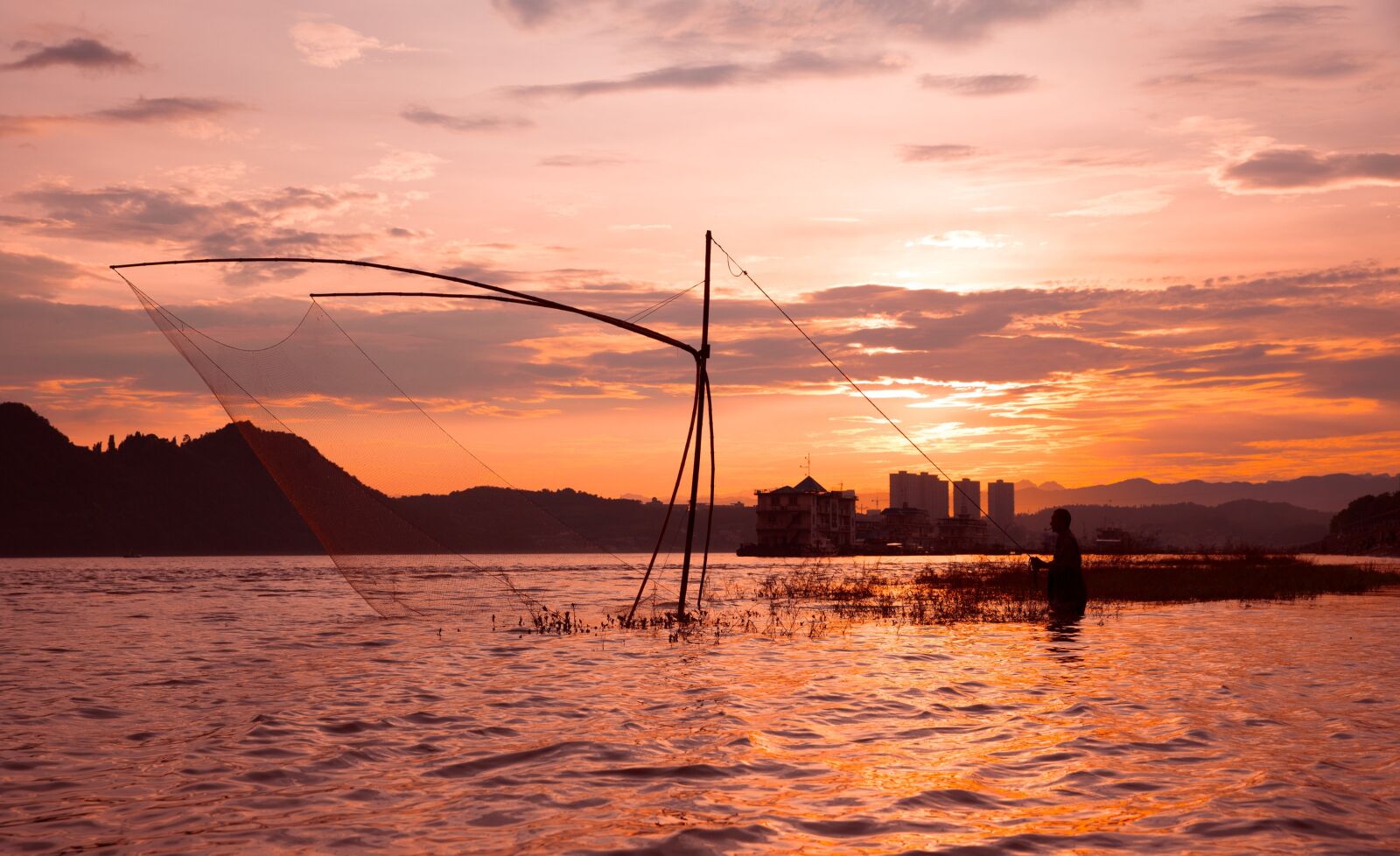 Canon EF 24-70mm F2.8L II USM sample photo. Sunset, fishermen, yichang photography