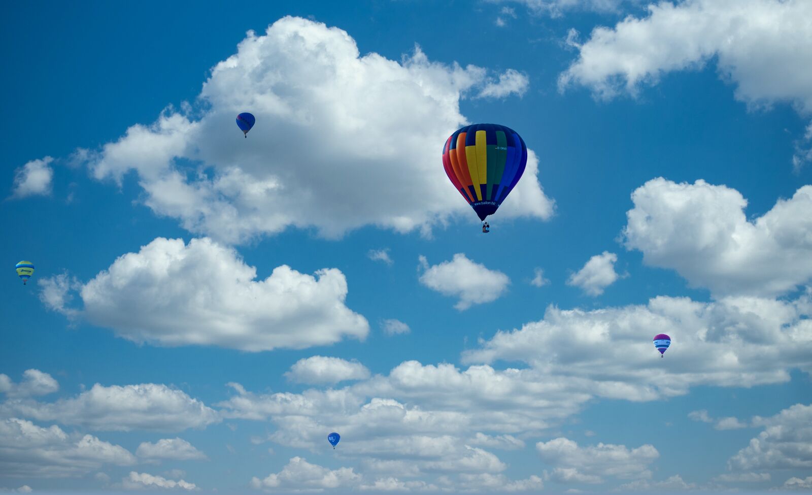 Sony ILCA-77M2 + Sony DT 55-300mm F4.5-5.6 SAM sample photo. Sky, ballons, clouds photography