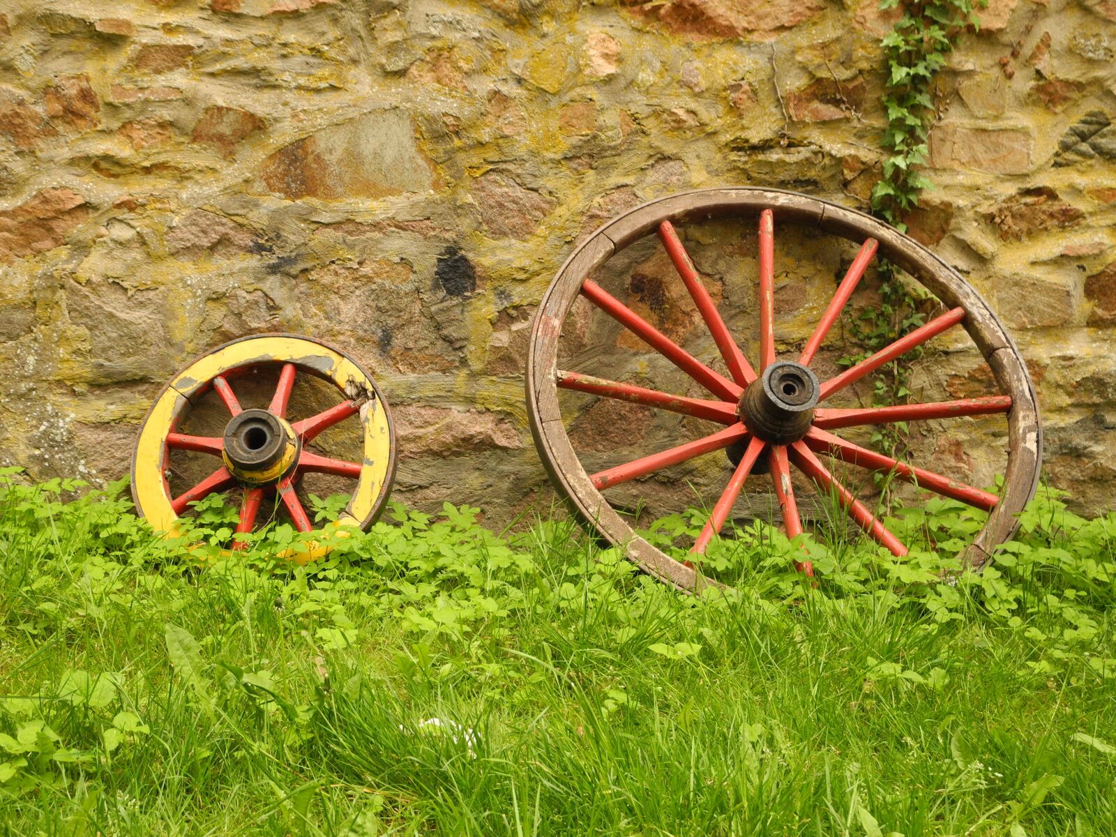 Nikon Coolpix P7000 sample photo. Wagon wheel, castle, middle photography