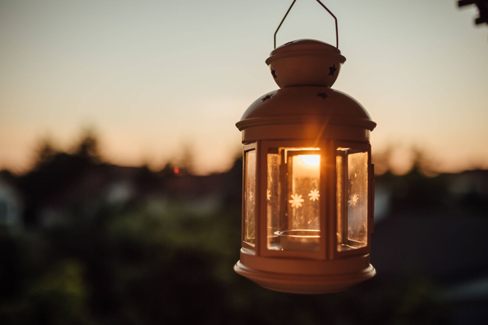 Sigma 35mm F1.4 DG HSM Art sample photo. Dusk, evening, hanging, lantern photography