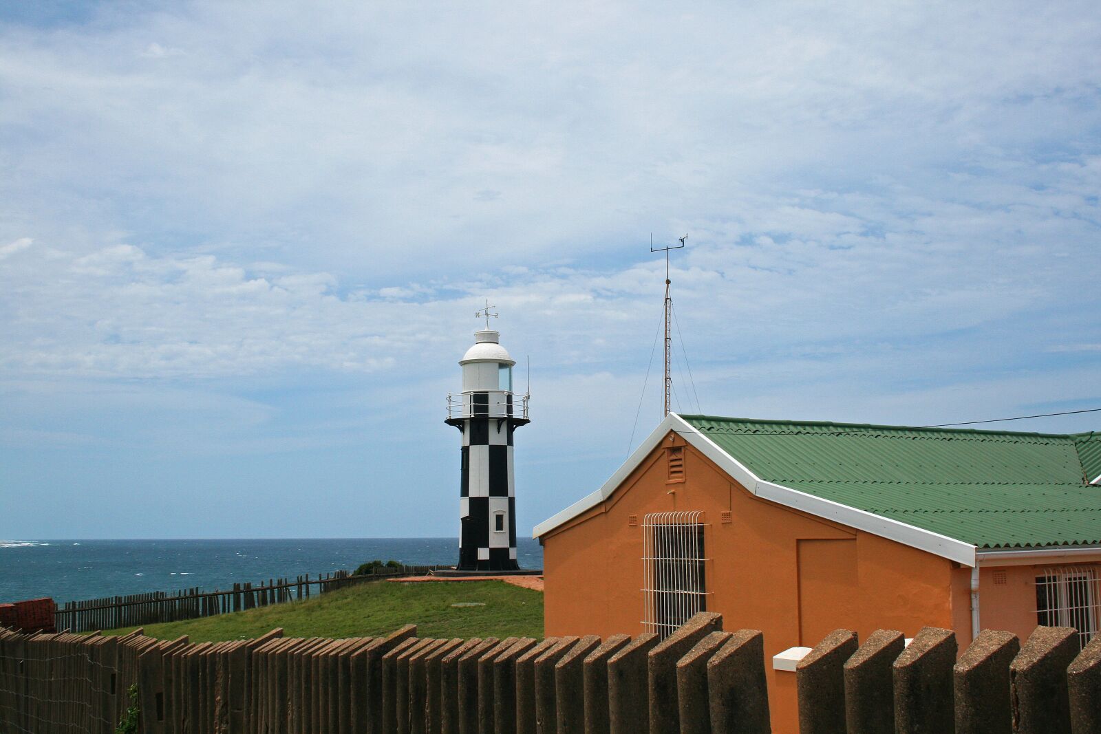 Canon EOS 400D (EOS Digital Rebel XTi / EOS Kiss Digital X) sample photo. Lighthouse, port shepstone, black photography