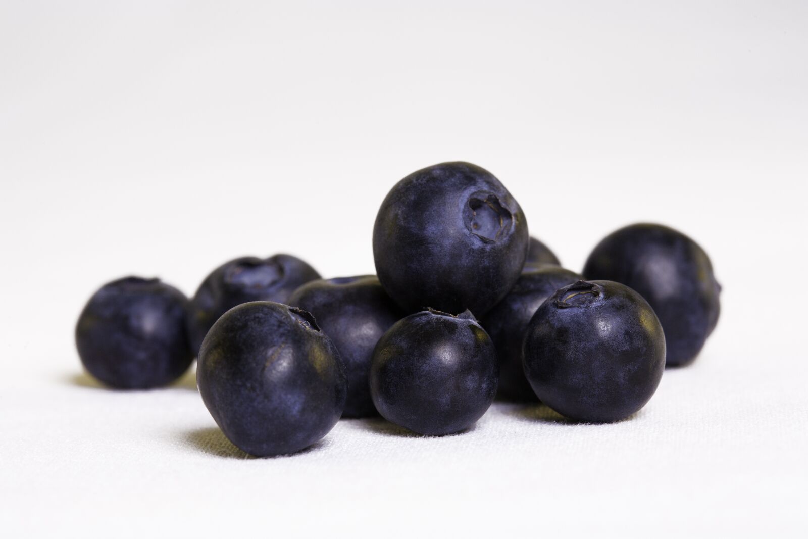 Canon EOS 5D + Canon EF 100mm F2.8 Macro USM sample photo. Blueberry, blueberries, health photography