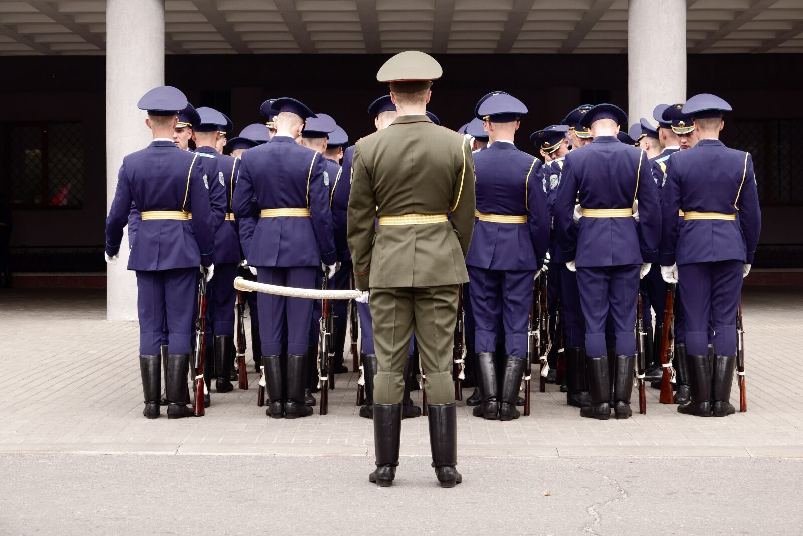 Sony Cyber-shot DSC-RX10 IV sample photo. Stroy, soldiers, carbines photography