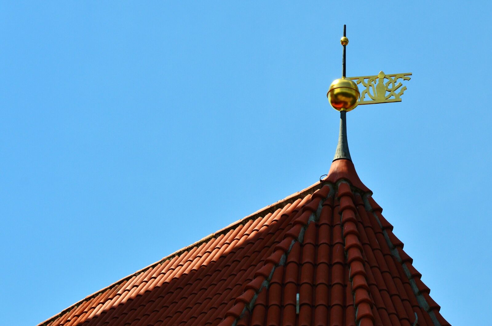 Nikon D3200 sample photo. Roof, gable, tile photography
