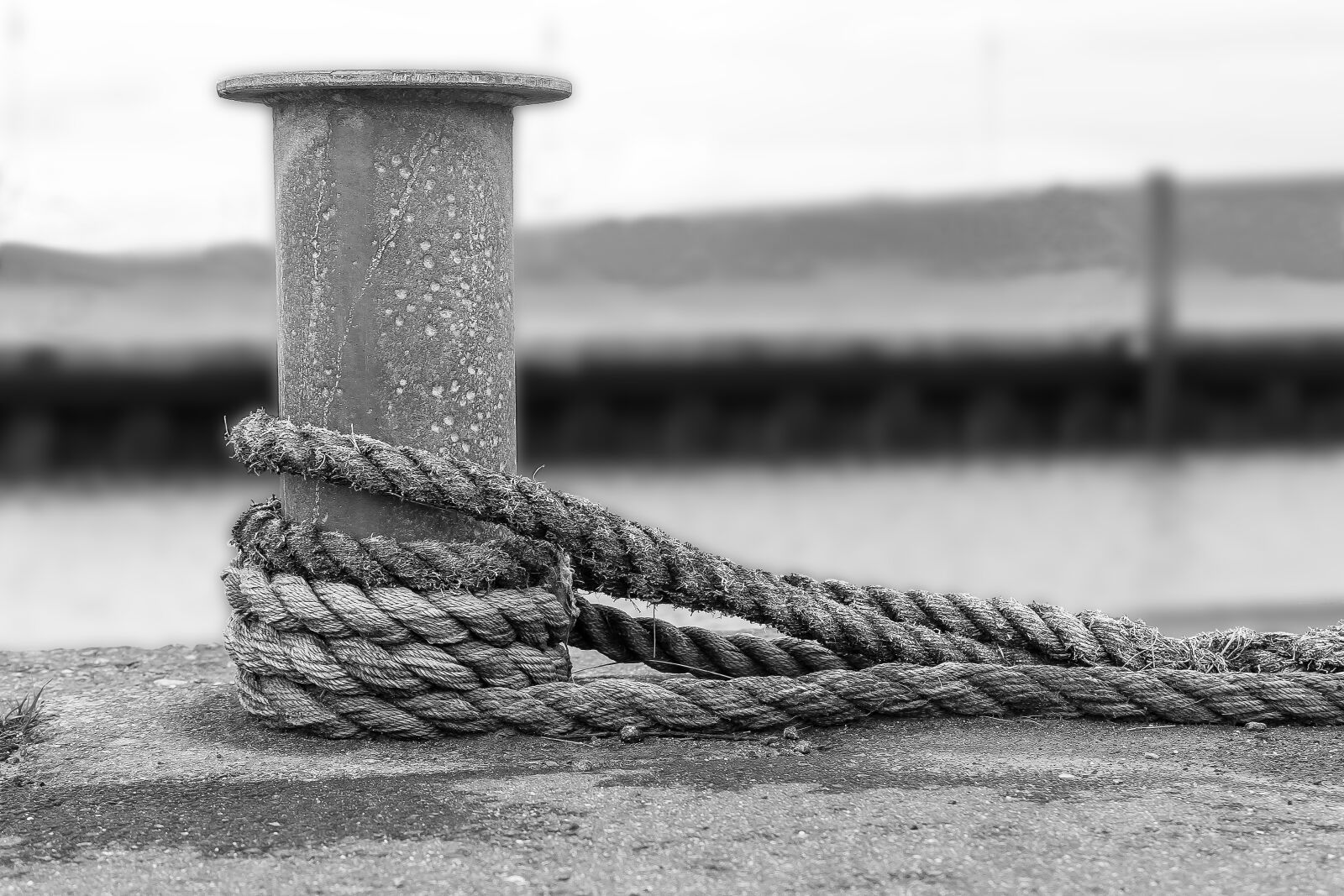 Canon EOS 600D (Rebel EOS T3i / EOS Kiss X5) sample photo. Bollard, port, ship photography