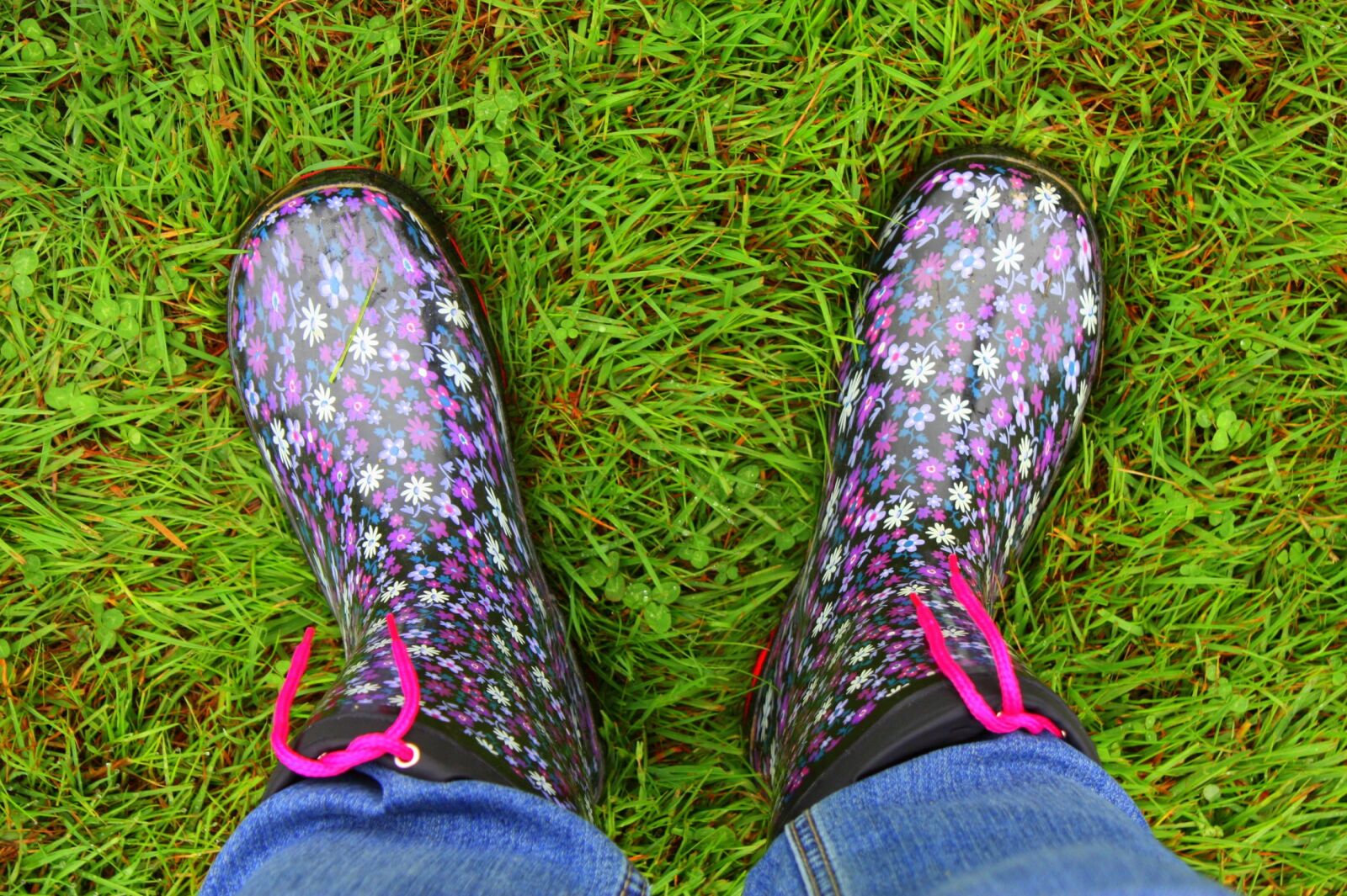 Canon EOS 450D (EOS Rebel XSi / EOS Kiss X2) sample photo. Rubber boots, feet, shoes photography