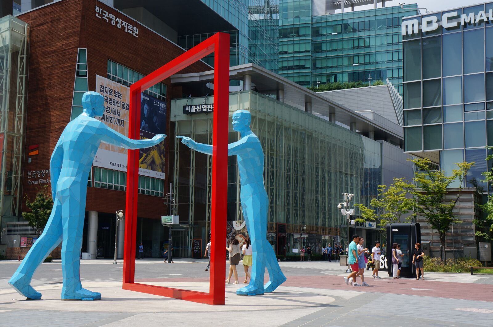 Sony Alpha NEX-5R + Sony E 18-55mm F3.5-5.6 OSS sample photo. Sculpture, art, mbc photography