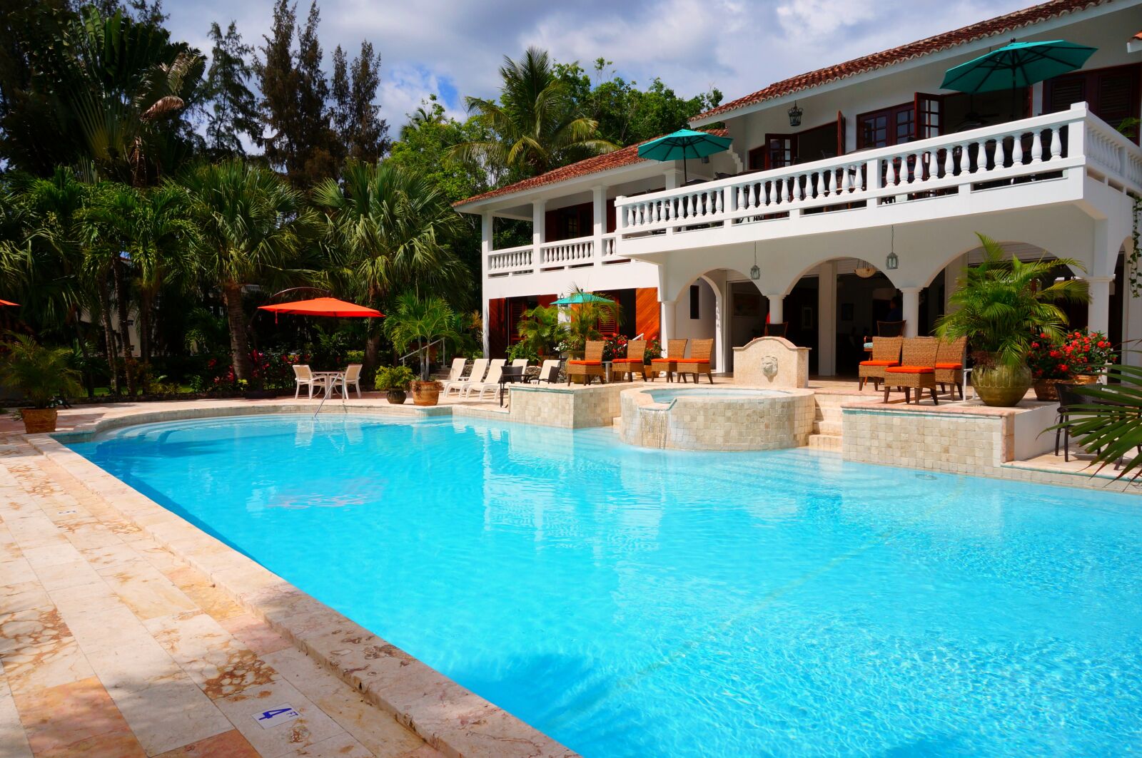 Sony Alpha NEX-3N + Sony E 16-50mm F3.5-5.6 PZ OSS sample photo. Summer, tiles, swimming, pool photography