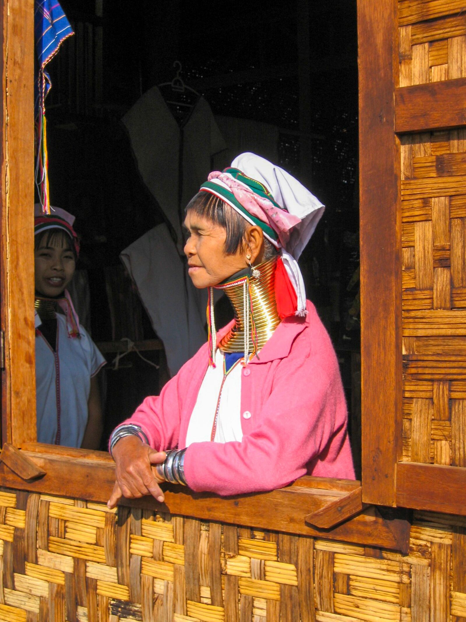 Canon POWERSHOT S50 sample photo. Burma, woman, extended neck photography