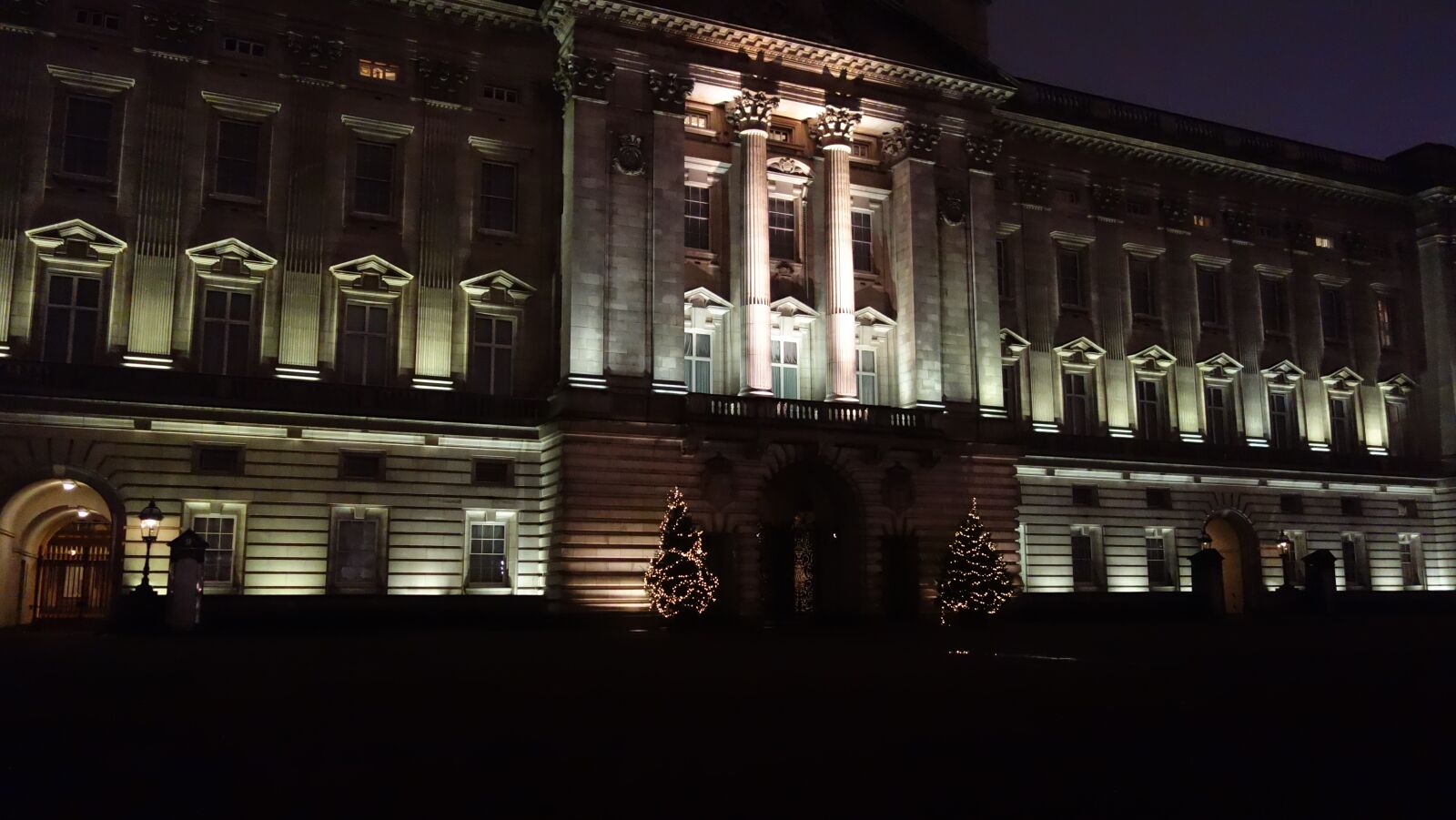 Sony Cyber-shot DSC-RX100 sample photo. London, night, palace photography