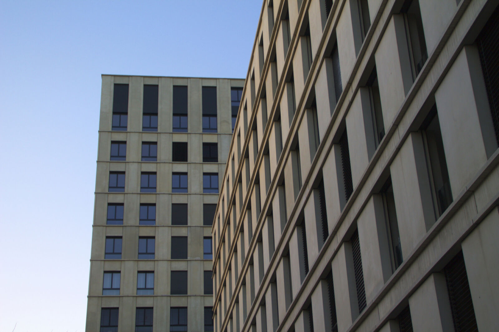 Canon EOS 1100D (EOS Rebel T3 / EOS Kiss X50) sample photo. Apartment, building, blue, building photography
