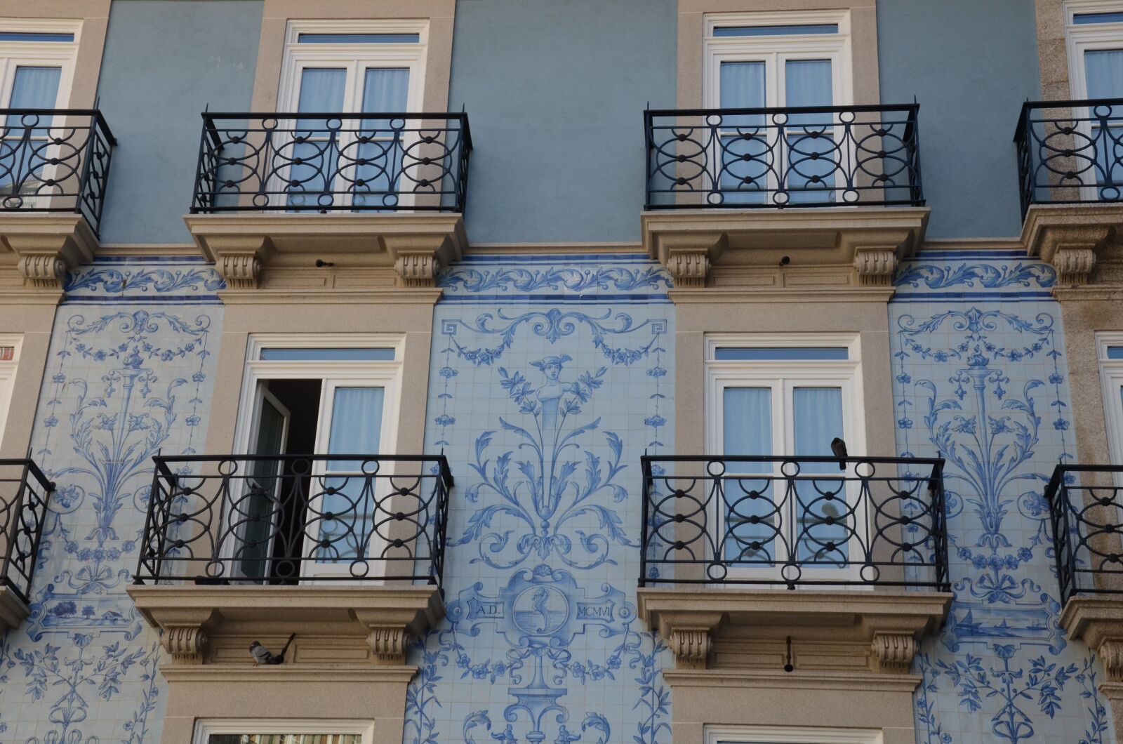 Nikon D7000 sample photo. Tiles, portuguese windows, portugal photography