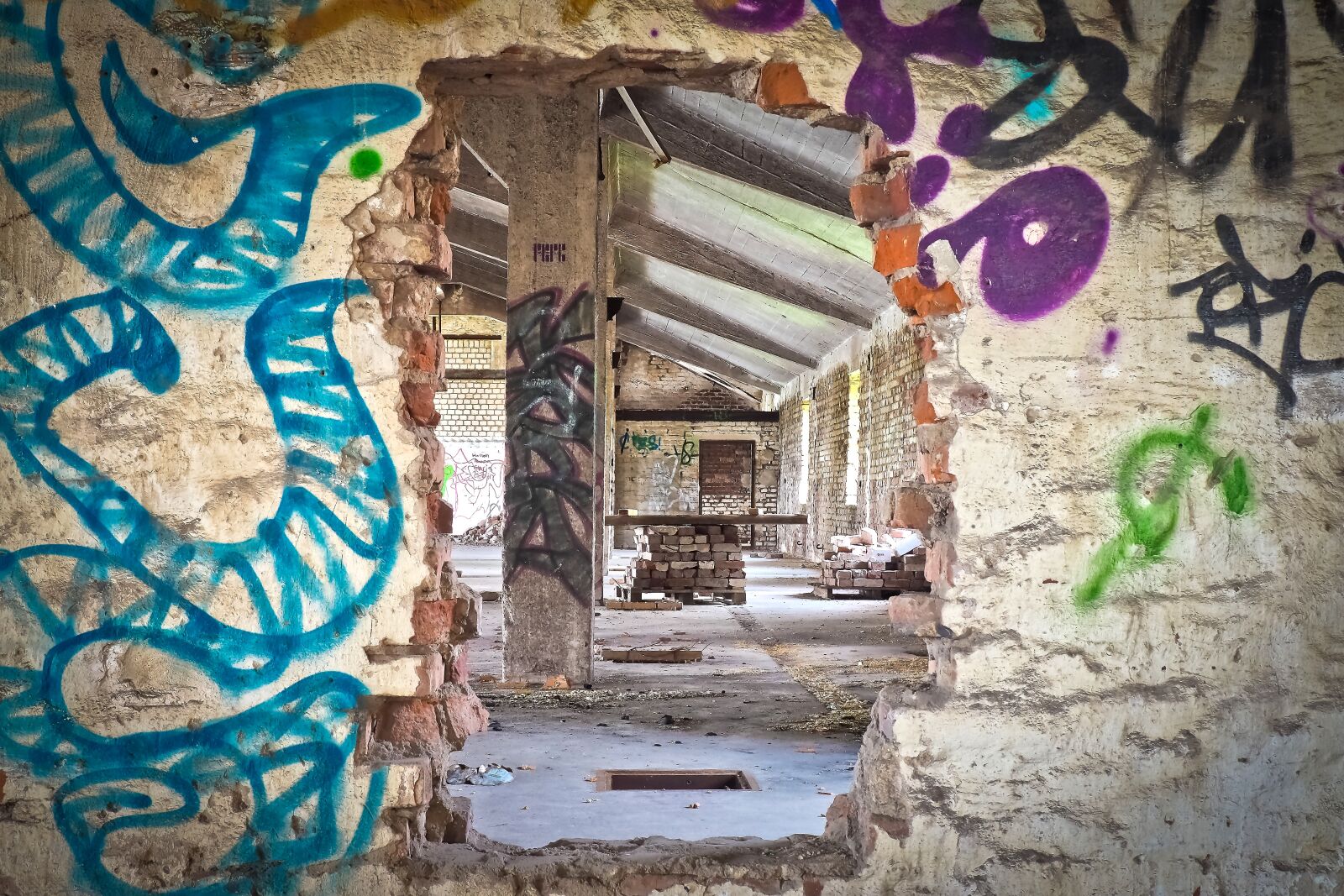 Olympus OM-D E-M10 sample photo. Lost places, rooms, abandoned photography