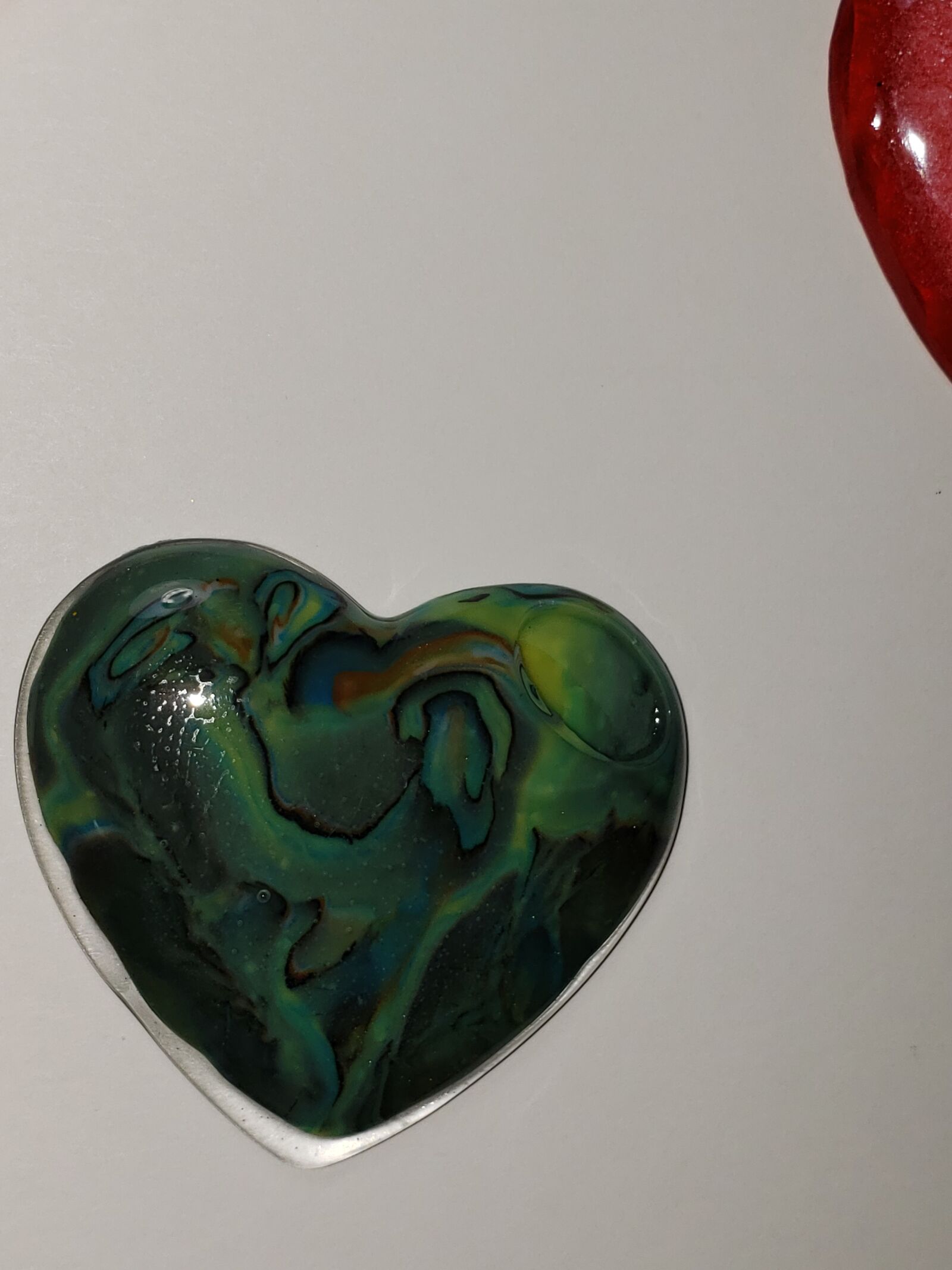 Samsung Galaxy S9+ sample photo. Resin, heart, pendant photography