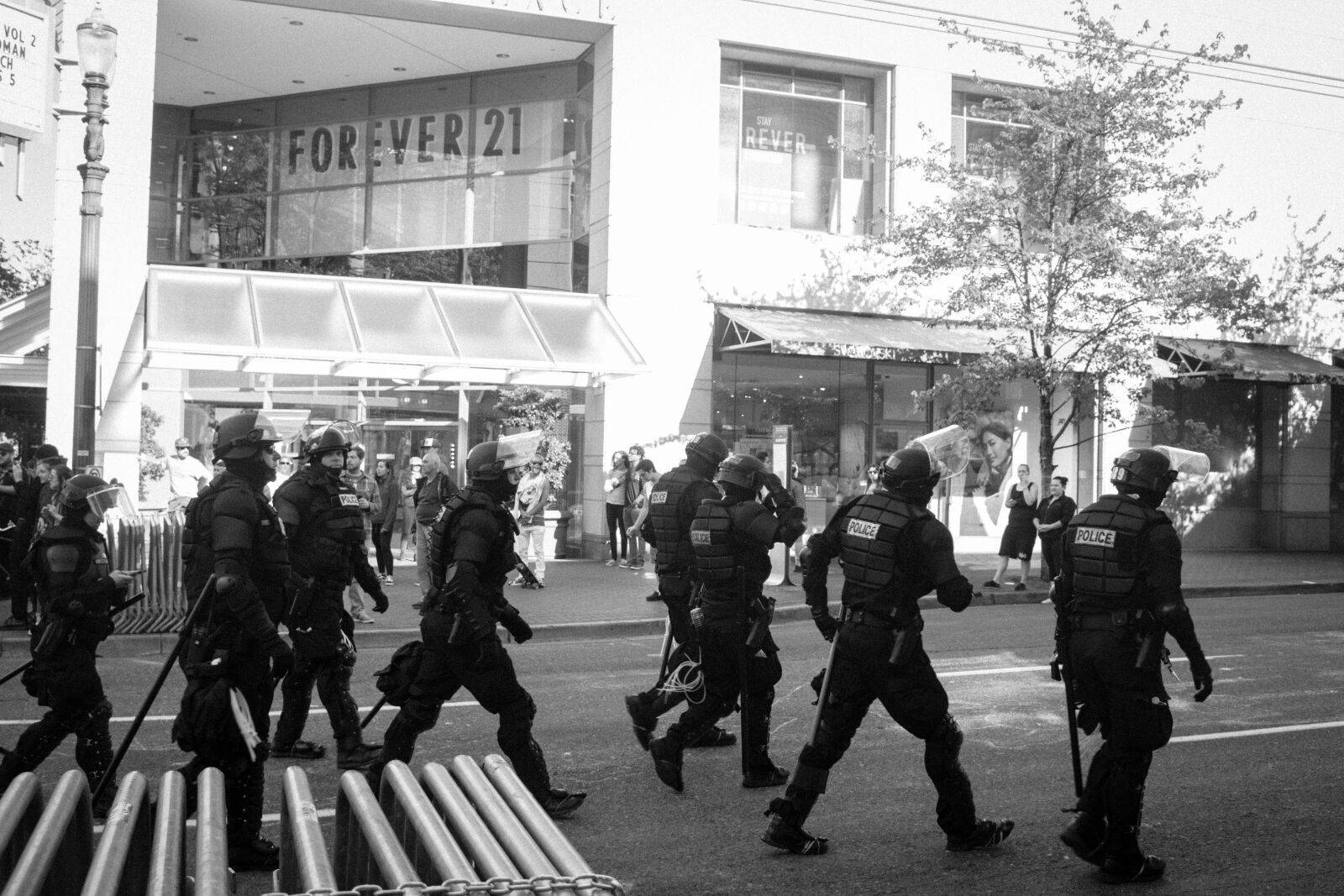 Canon EOS 700D (EOS Rebel T5i / EOS Kiss X7i) sample photo. Crowd, control, movement, police photography
