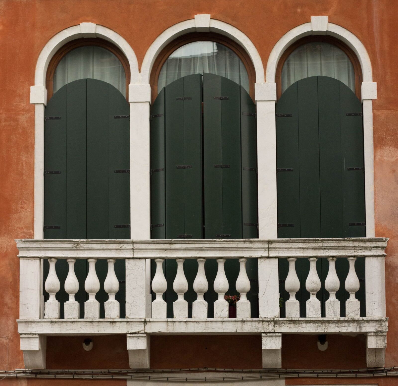Canon EOS 600D (Rebel EOS T3i / EOS Kiss X5) + Canon EF 50mm F1.8 II sample photo. Renaissance balcony, balustrade, balcony photography