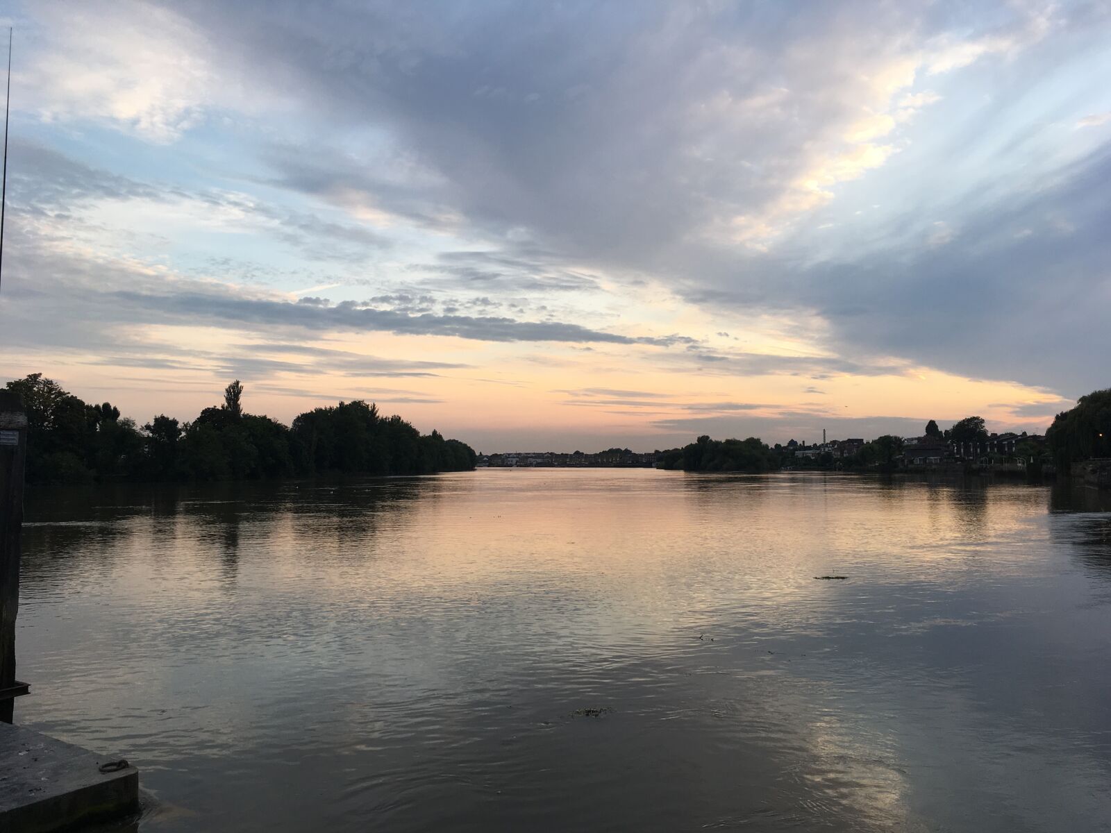 Apple iPhone SE sample photo. River thames, london, sunset photography