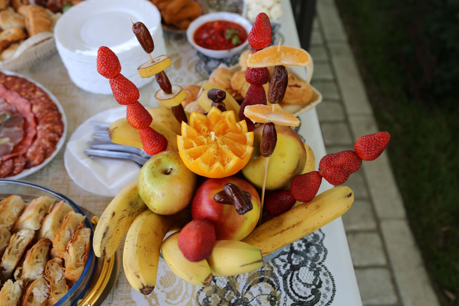 Canon EF 24-105mm F4L IS USM sample photo. Strawberries, buffet, fruit, citrus photography