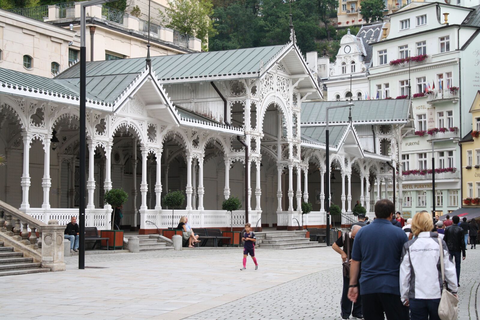 Canon EOS 1000D (EOS Digital Rebel XS / EOS Kiss F) sample photo. Karlovy vary, building, czech photography