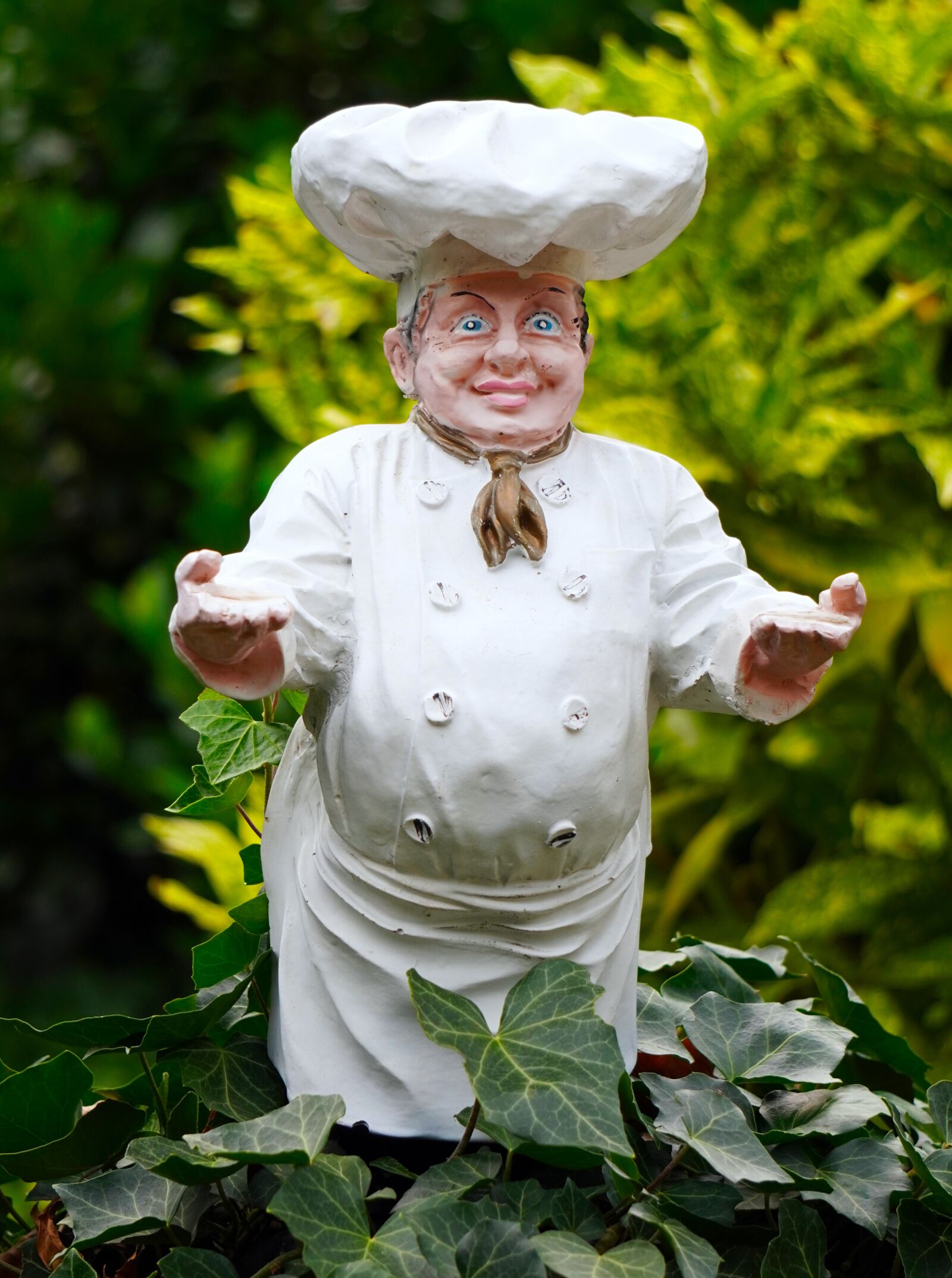 Sony E 55-210mm F4.5-6.3 OSS sample photo. Statue, gartendeko, cooking photography