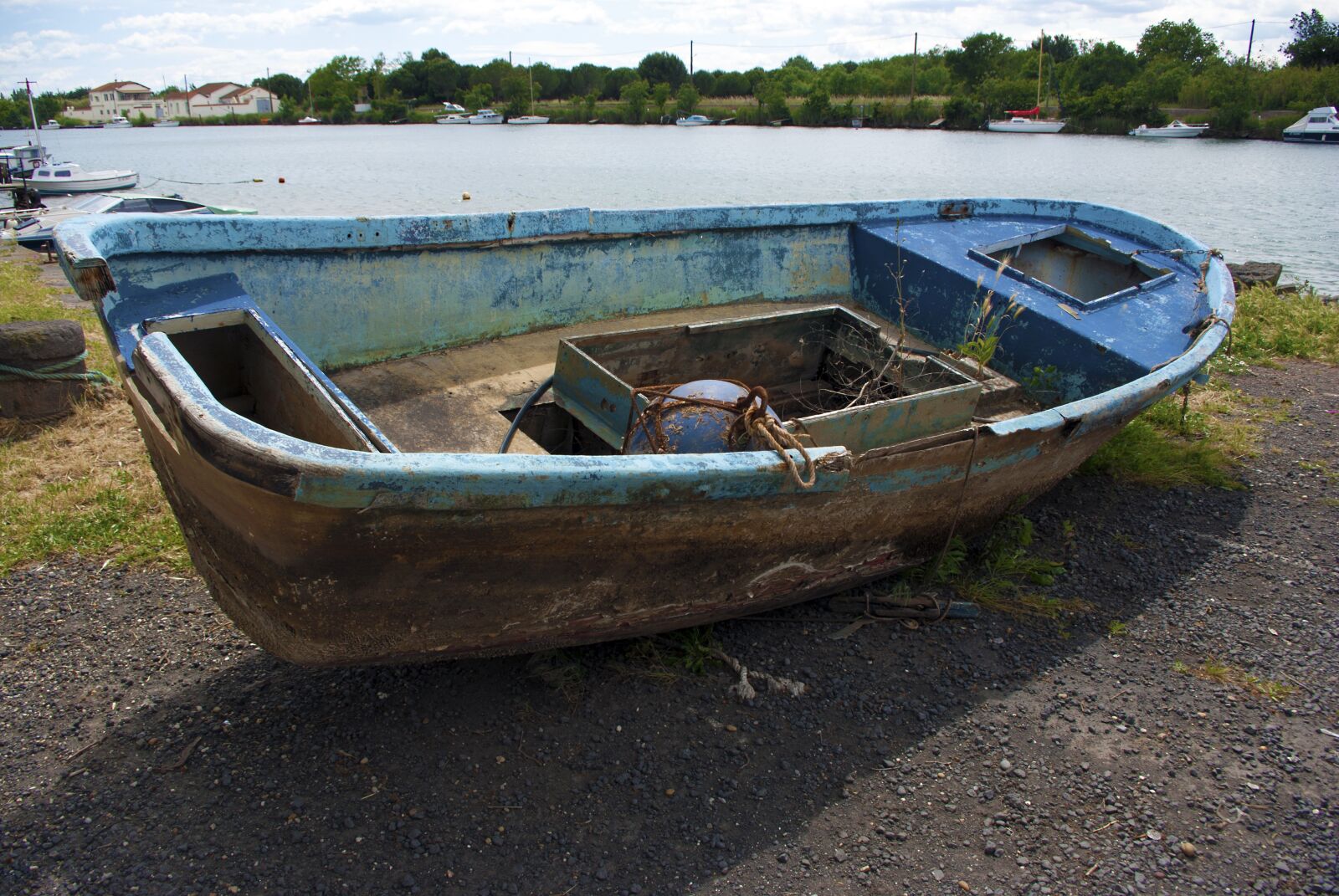Pentax K200D sample photo. Boat, old boat, sea photography
