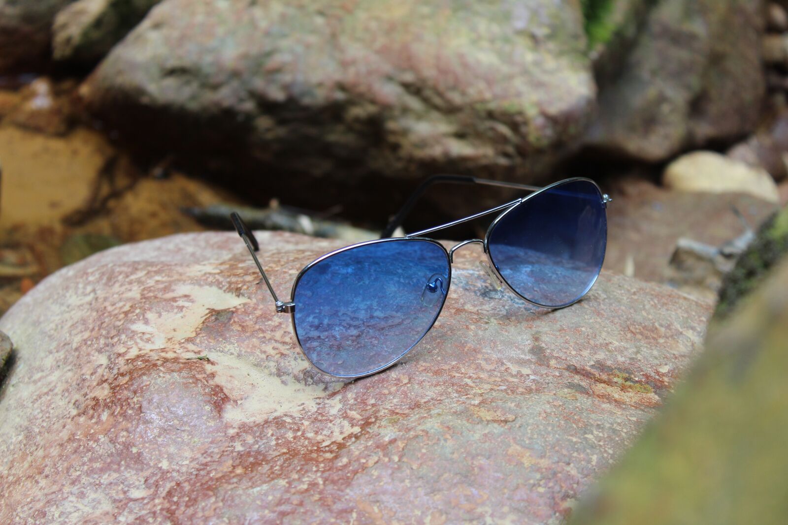 Солнцезащитные очки на природе. Каменные очки. Камень с очками. Солнцезащитные очки на камнях.