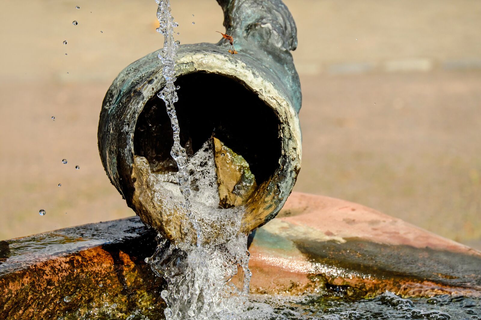 Fujifilm X-T10 + Fujifilm XC 50-230mm F4.5-6.7 OIS sample photo. Fountain, krug, water jug photography