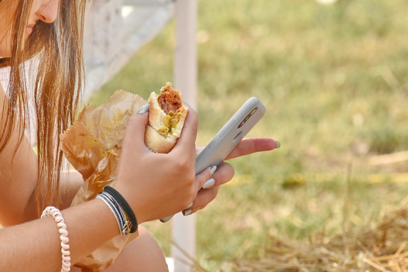 Nikon D5500 sample photo. Fast food, hands, mobile photography