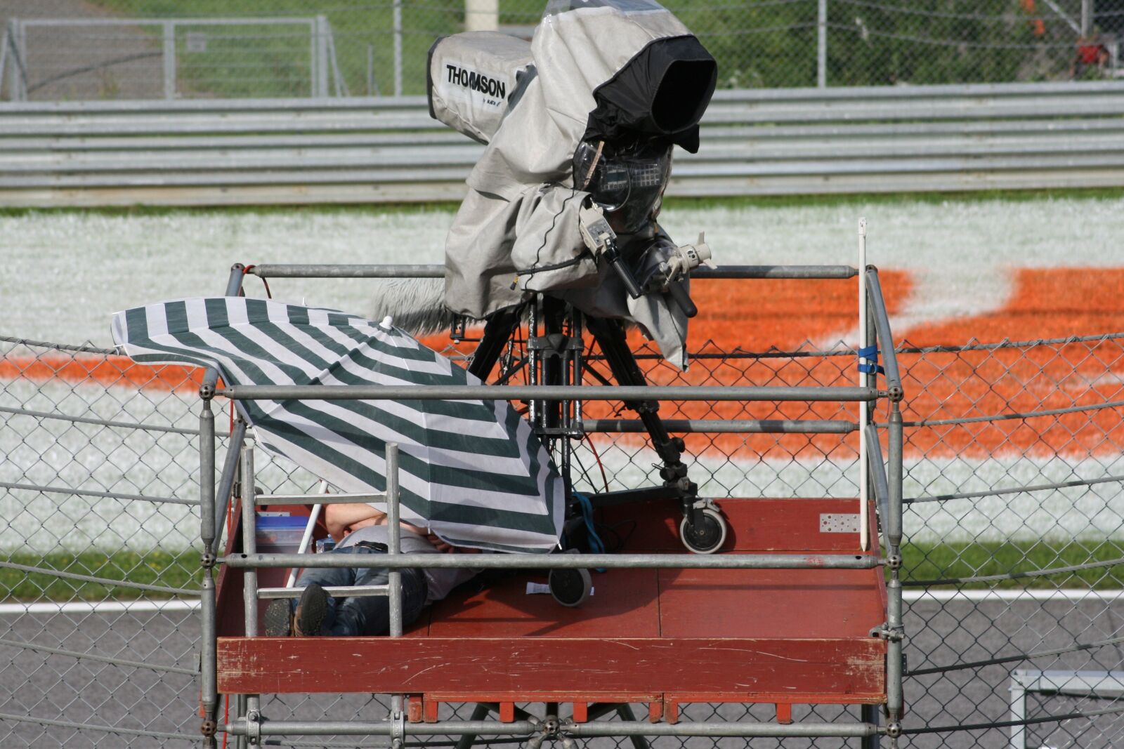 Canon EOS 400D (EOS Digital Rebel XTi / EOS Kiss Digital X) sample photo. Cinematographer, watch tv, sports photography