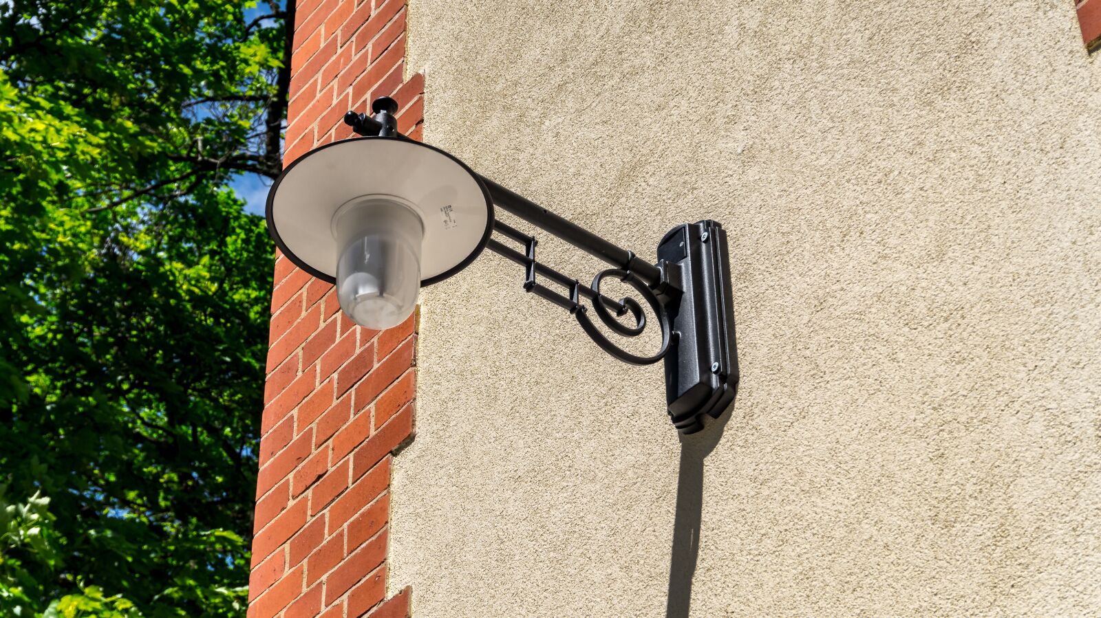 Sony Alpha a5000 (ILCE 5000) sample photo. Lamp, lighting, metal photography