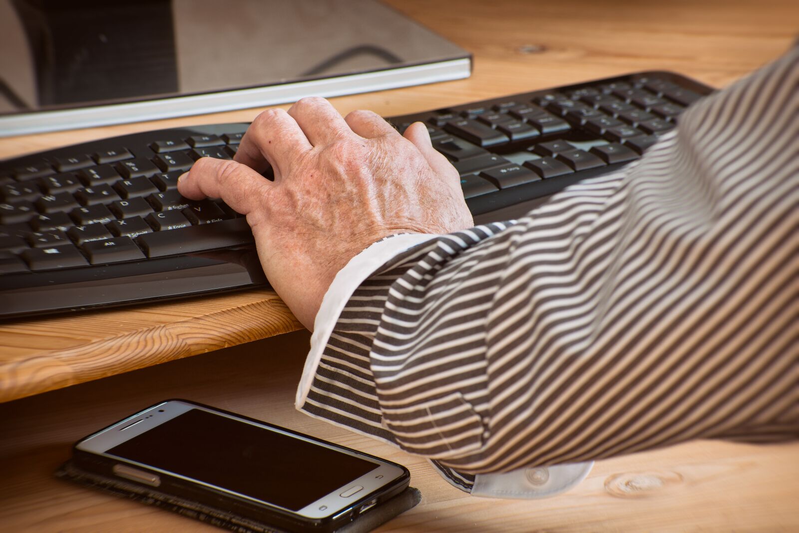 Nikon D7200 sample photo. Hand, iphone, keyboard photography
