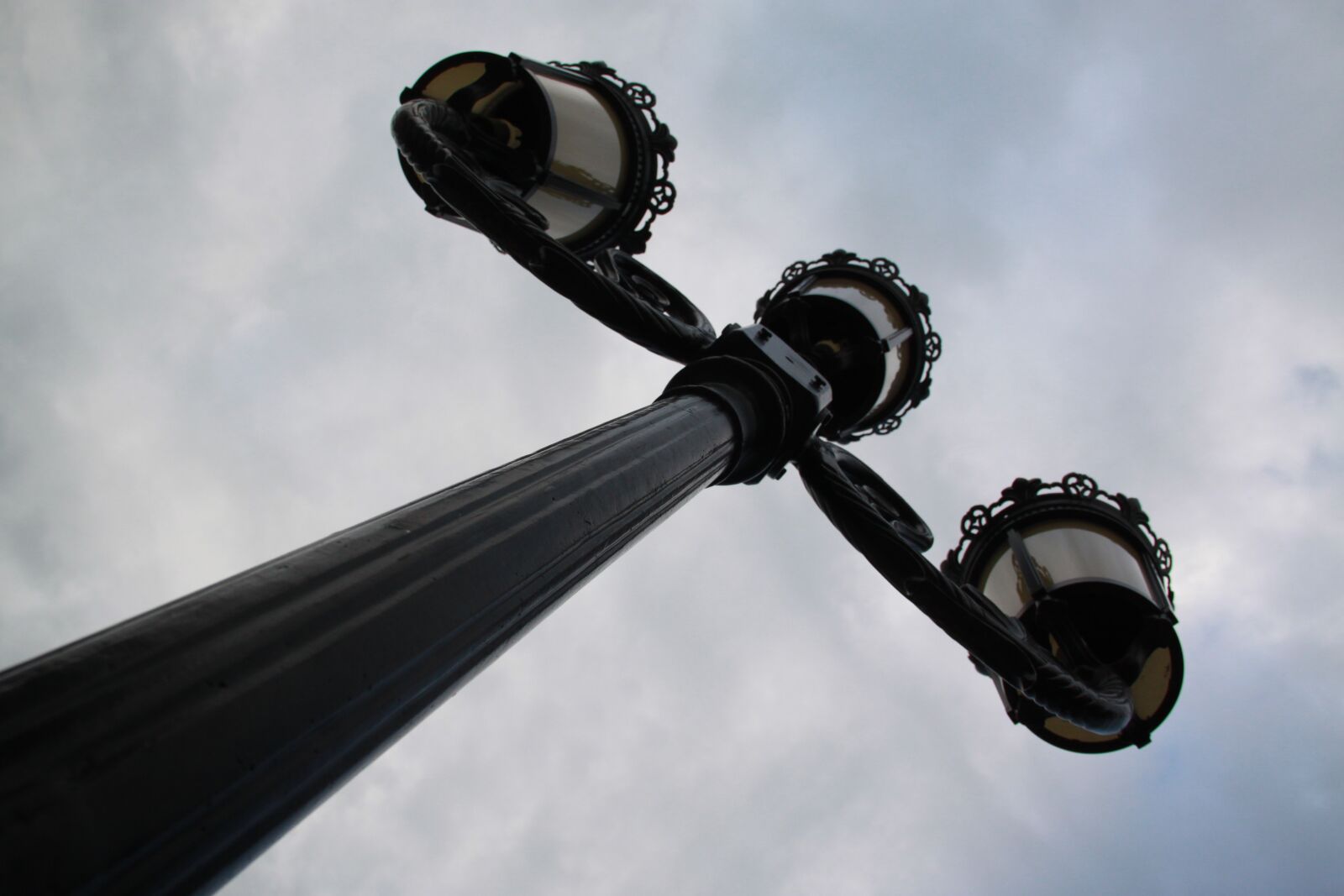 Canon EOS 500D (EOS Rebel T1i / EOS Kiss X3) sample photo. Lamp post, sculpture, top photography