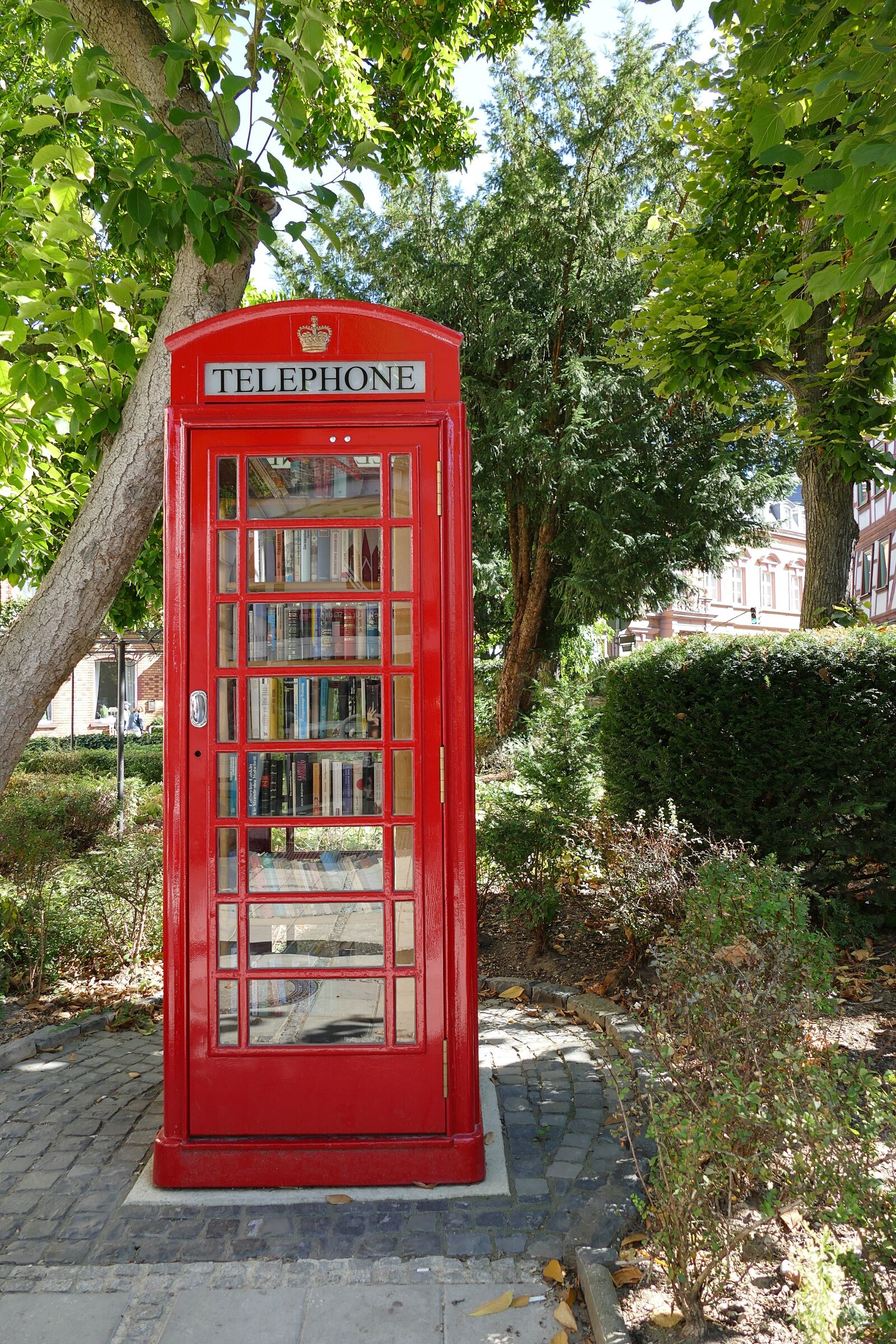 Panasonic Lumix DMC-FZ1000 sample photo. Phone booth, bookshelf, bookcase photography