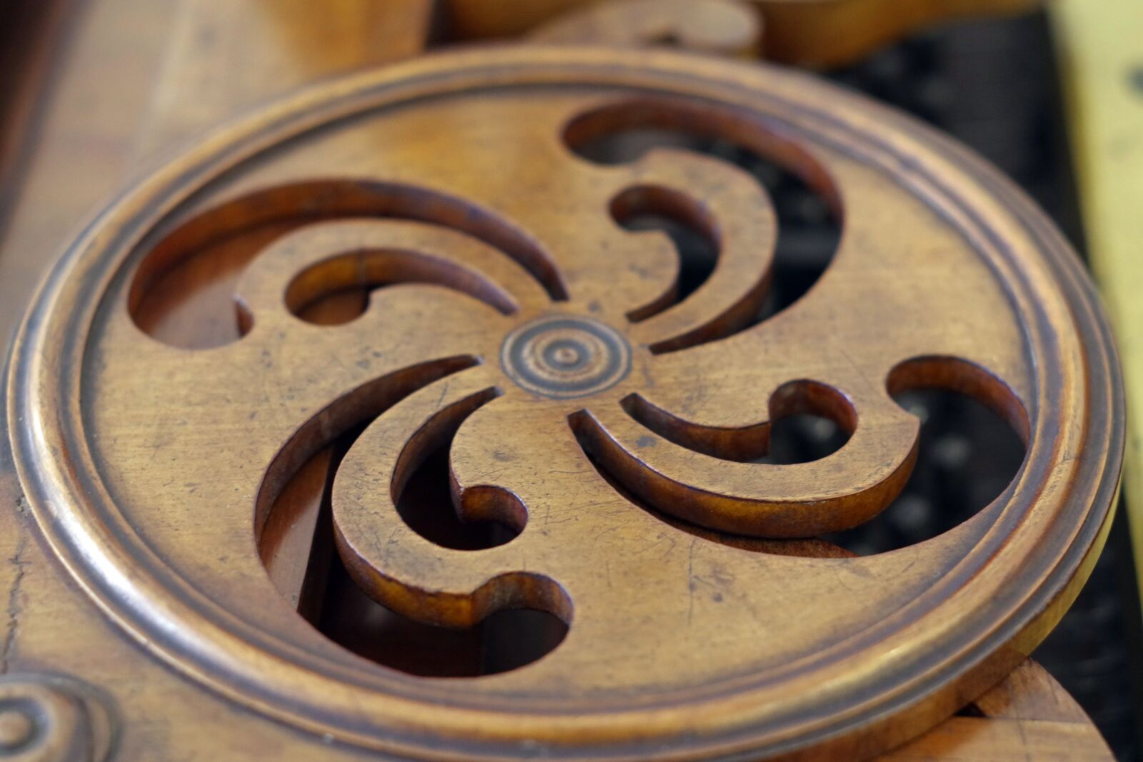 Pentax K-S2 sample photo. Wheel circle, wooden, carved photography