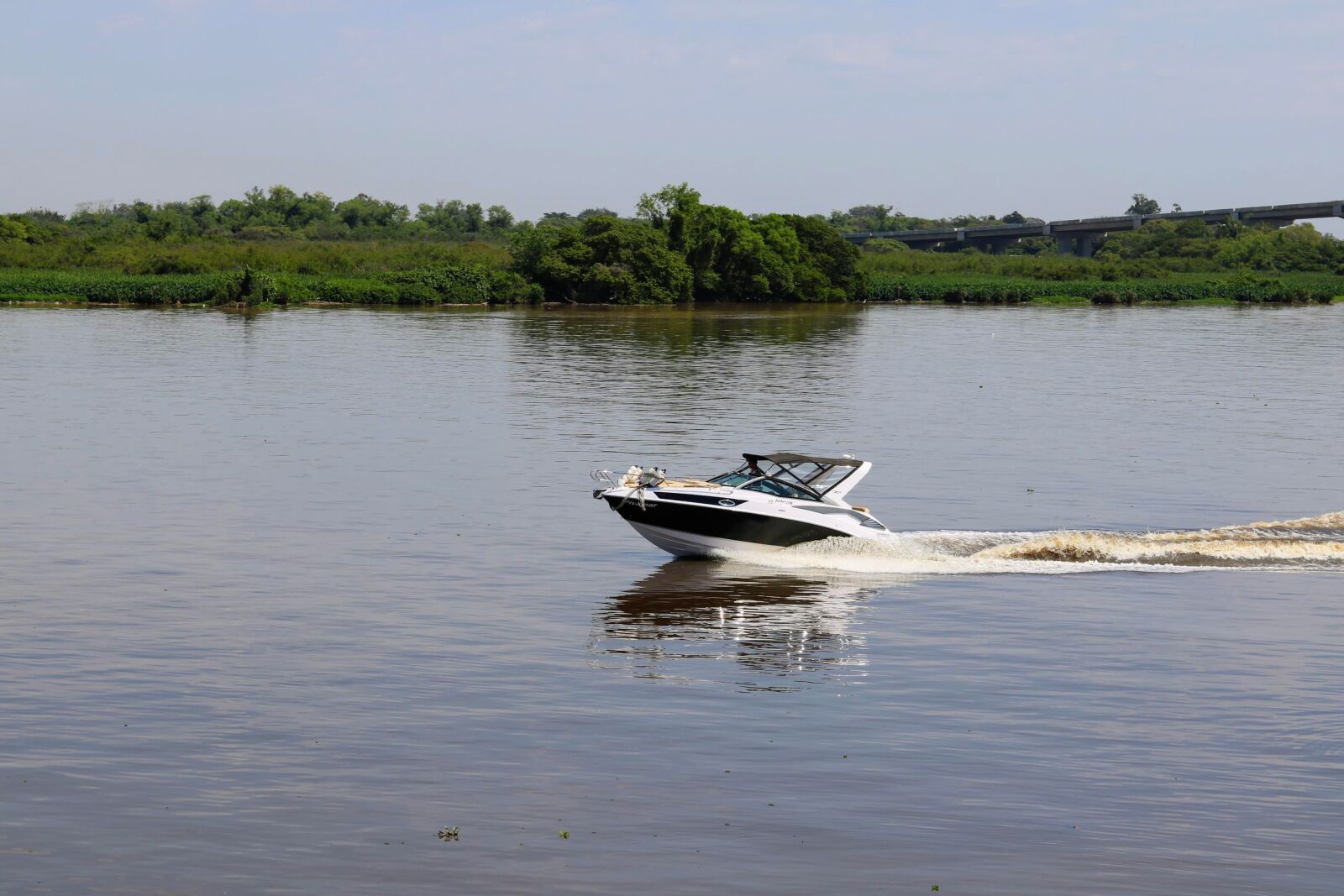 Canon EOS 750D (EOS Rebel T6i / EOS Kiss X8i) sample photo. Speedboat, rio, water photography