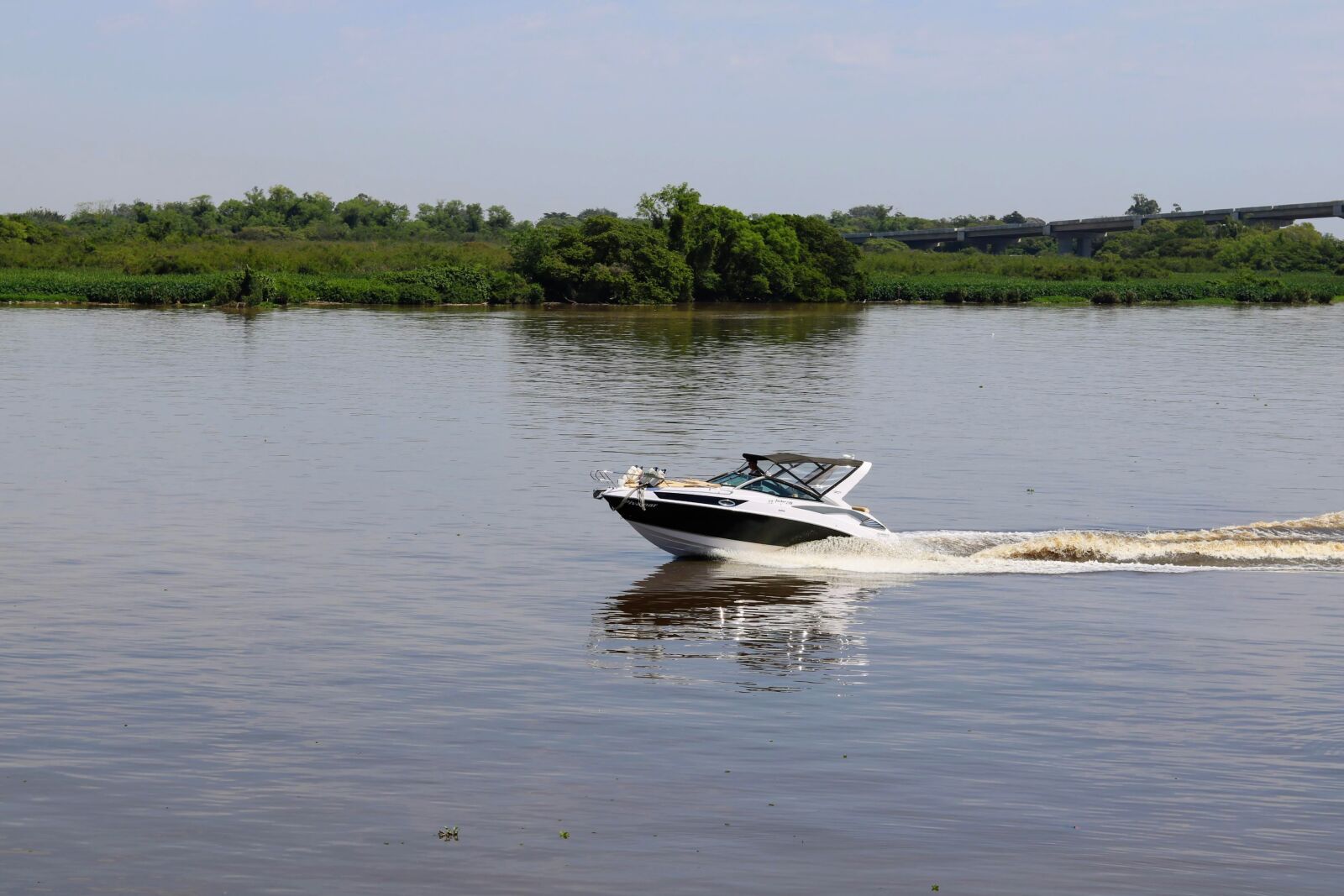 Canon EOS 750D (EOS Rebel T6i / EOS Kiss X8i) + Canon EF 50mm F1.8 STM sample photo. Speedboat, rio, water photography