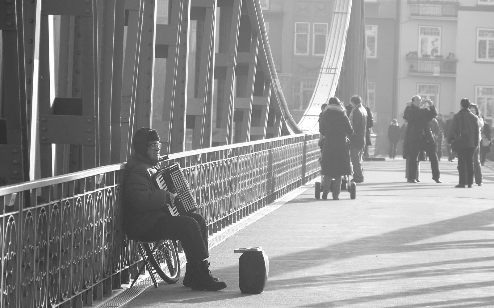 Kodak Z612 ZOOM DIGITAL CAMERA sample photo. Accordion, bridge, frankfurt photography