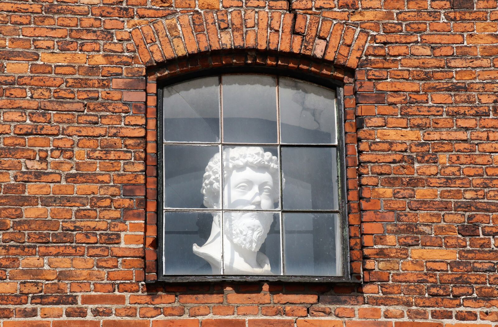 Canon EOS 7D Mark II sample photo. Architecture, art, bricks, crack photography