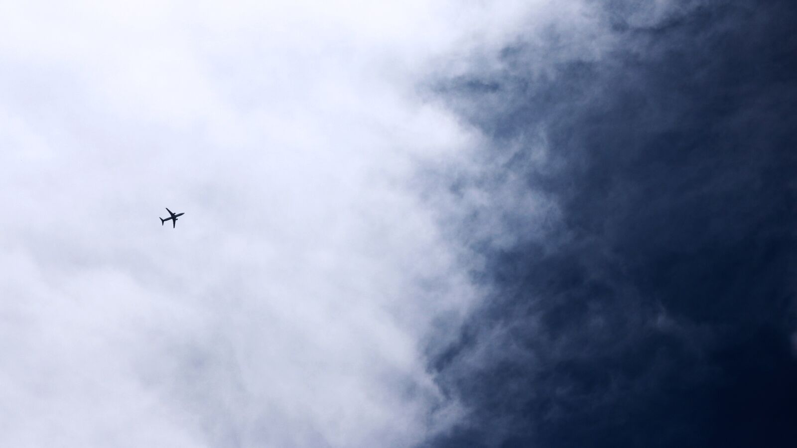 Canon EOS 700D (EOS Rebel T5i / EOS Kiss X7i) sample photo. Sky, shenzhen, aircraft photography