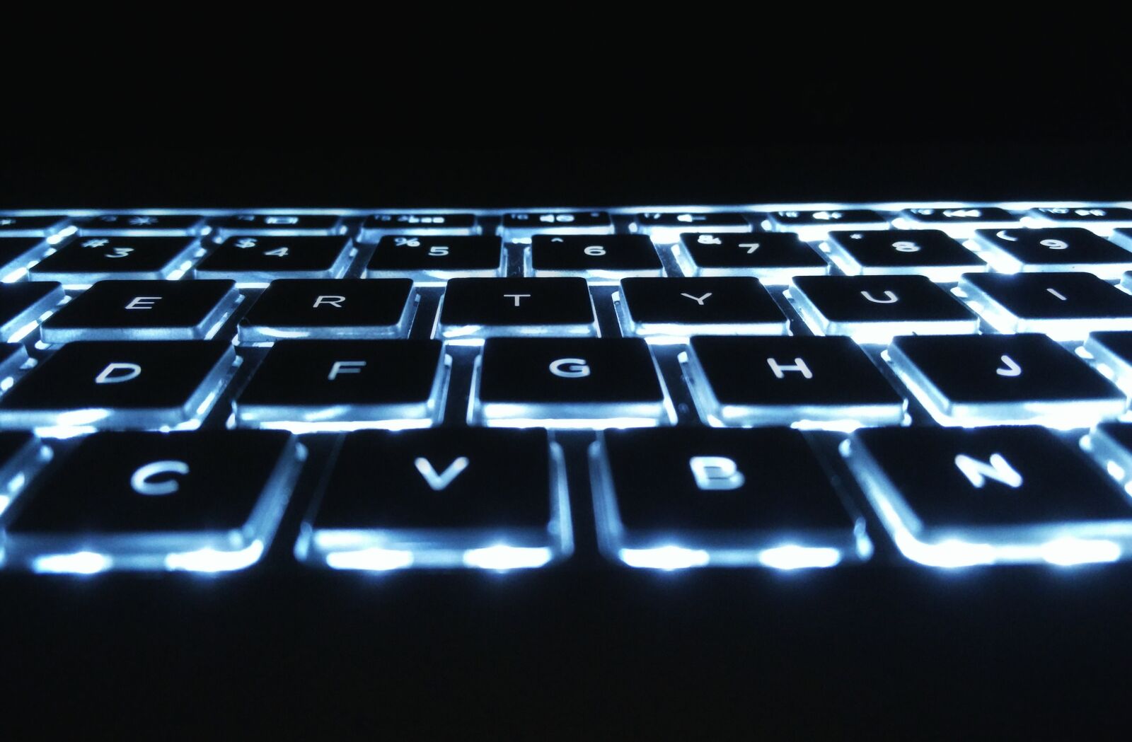 OnePlus 2 sample photo. Backlit, keyboard, lights, macro photography