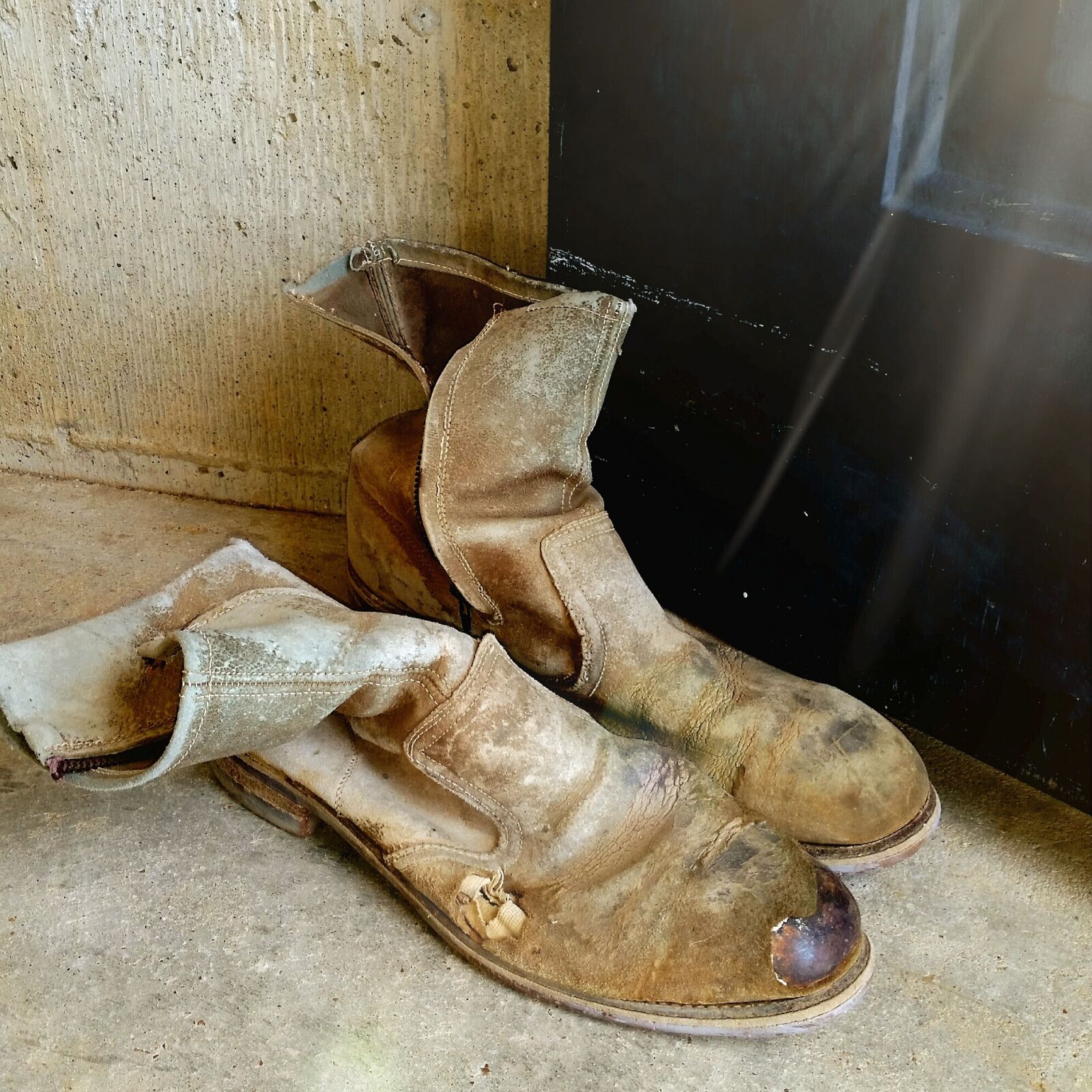 Samsung Galaxy S5 sample photo. Old boots, vintage, leather photography
