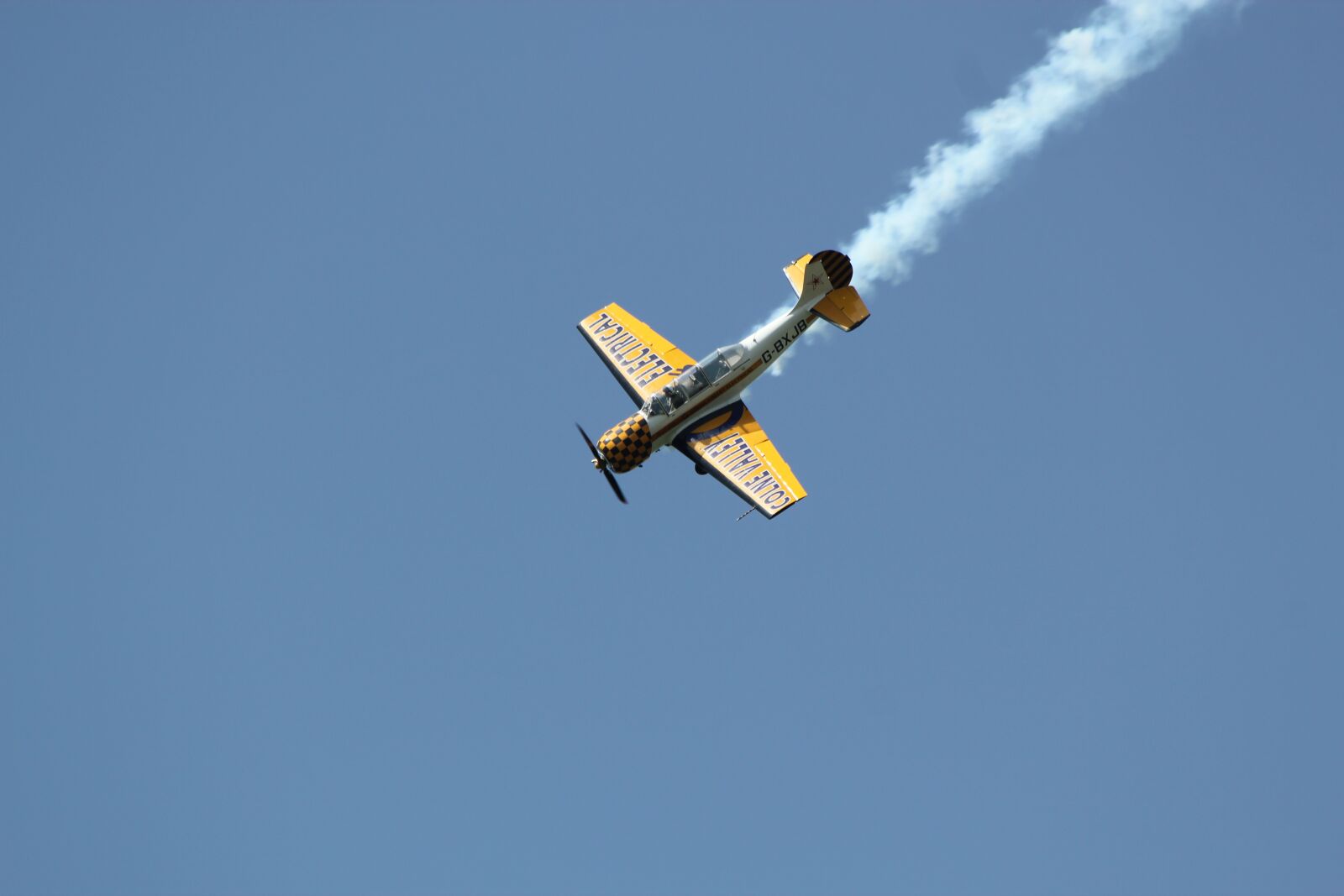 Canon EOS 550D (EOS Rebel T2i / EOS Kiss X4) sample photo. Airshow, smoke, sky photography