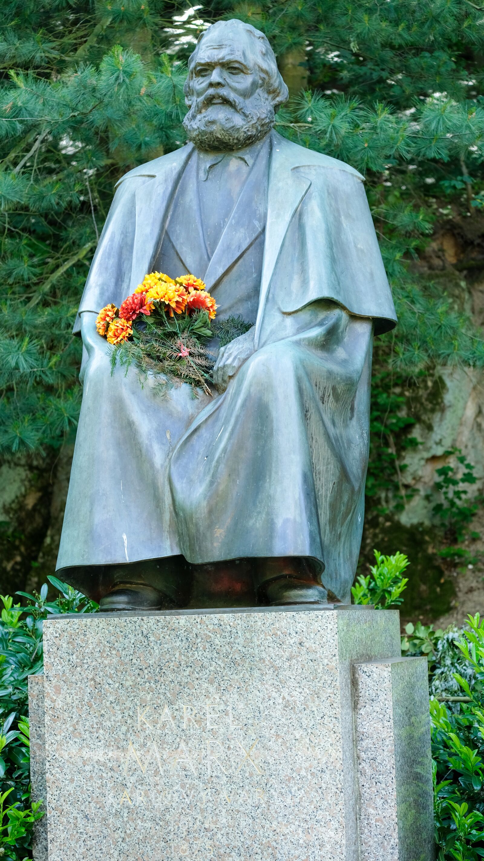 Fujifilm X-T2 + Fujifilm XF 55-200mm F3.5-4.8 R LM OIS sample photo. Monument, statue, karlovy vary photography