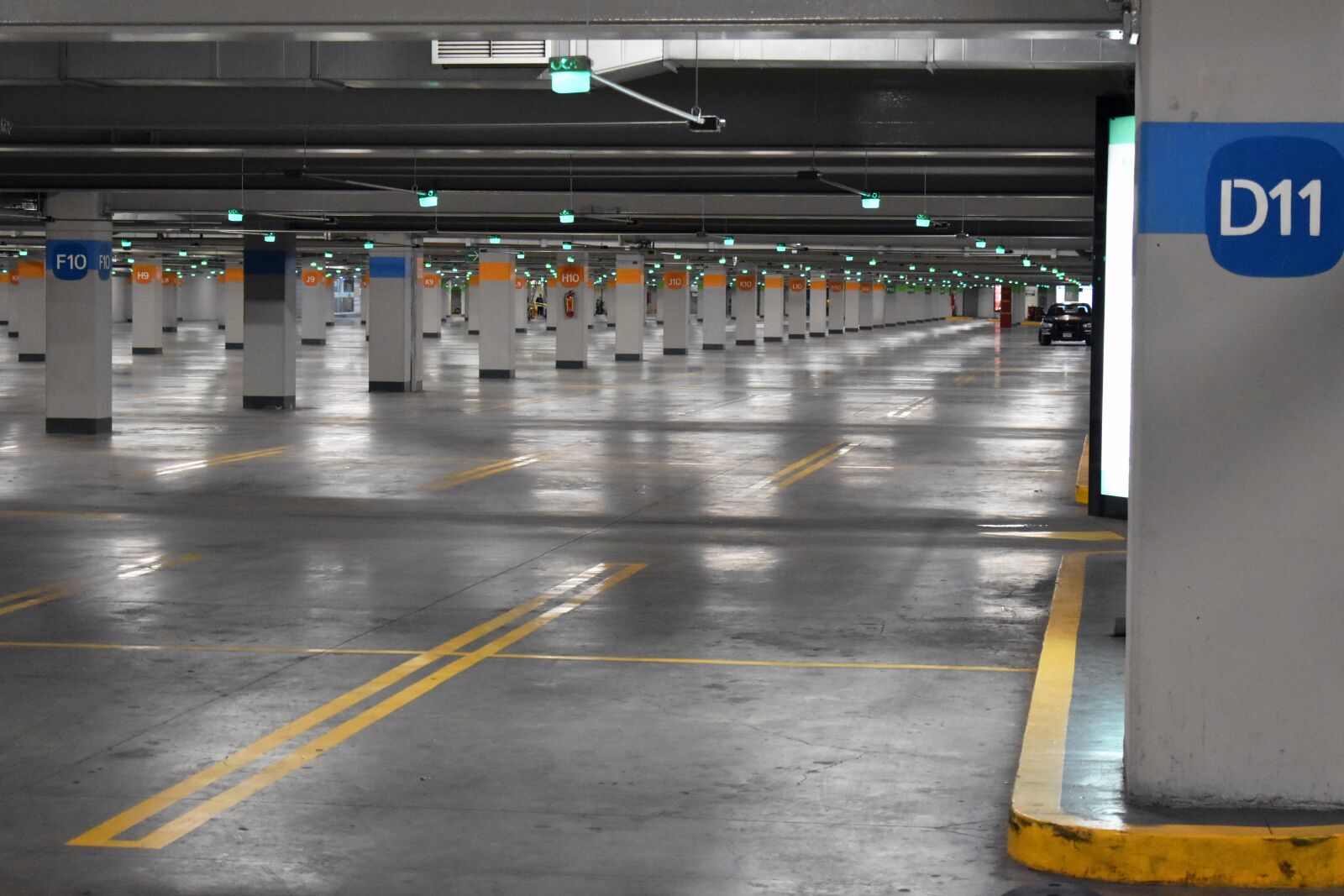 Nikon D5600 sample photo. Parking, loneliness, vacuum photography