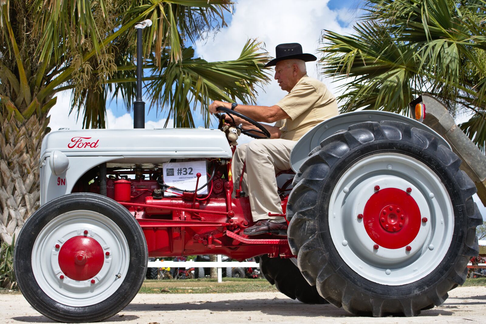Nikon D7200 sample photo. Tractor, antique, farmer photography