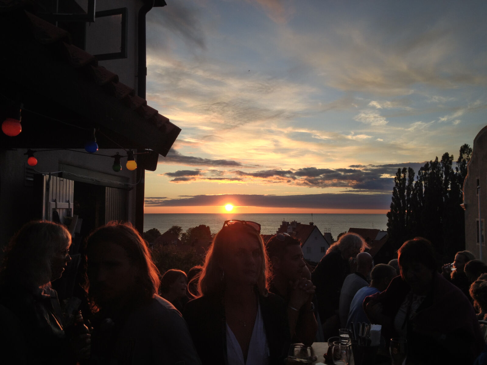 Apple iPhone 4S sample photo. Bar, people, sunset, visby photography