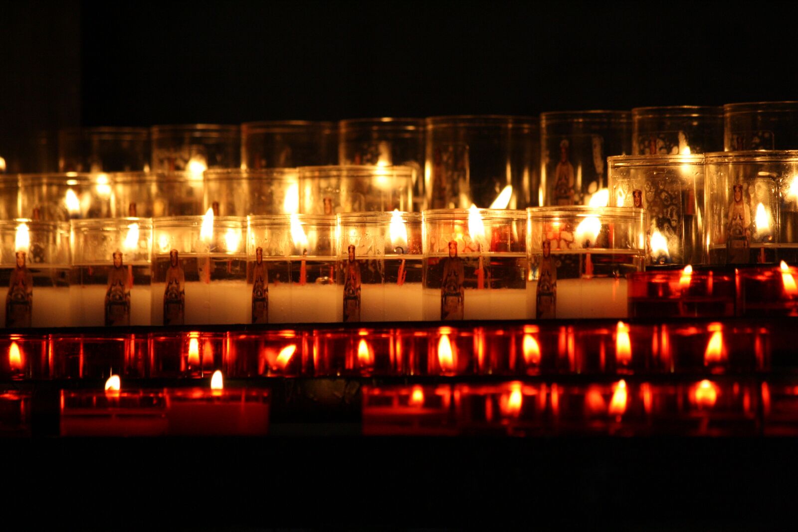 Canon EOS 1000D (EOS Digital Rebel XS / EOS Kiss F) sample photo. Candles, church, light photography